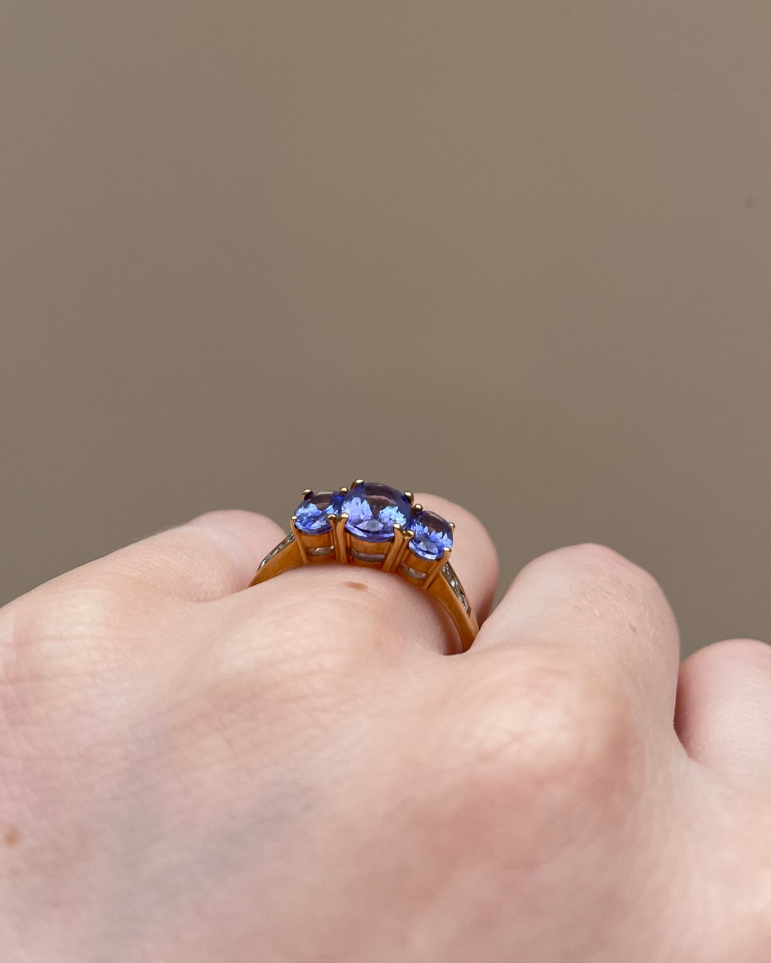 Bague Trilogie Tanzanites 2,16 carats et Diamants &quot;Lynne&quot;