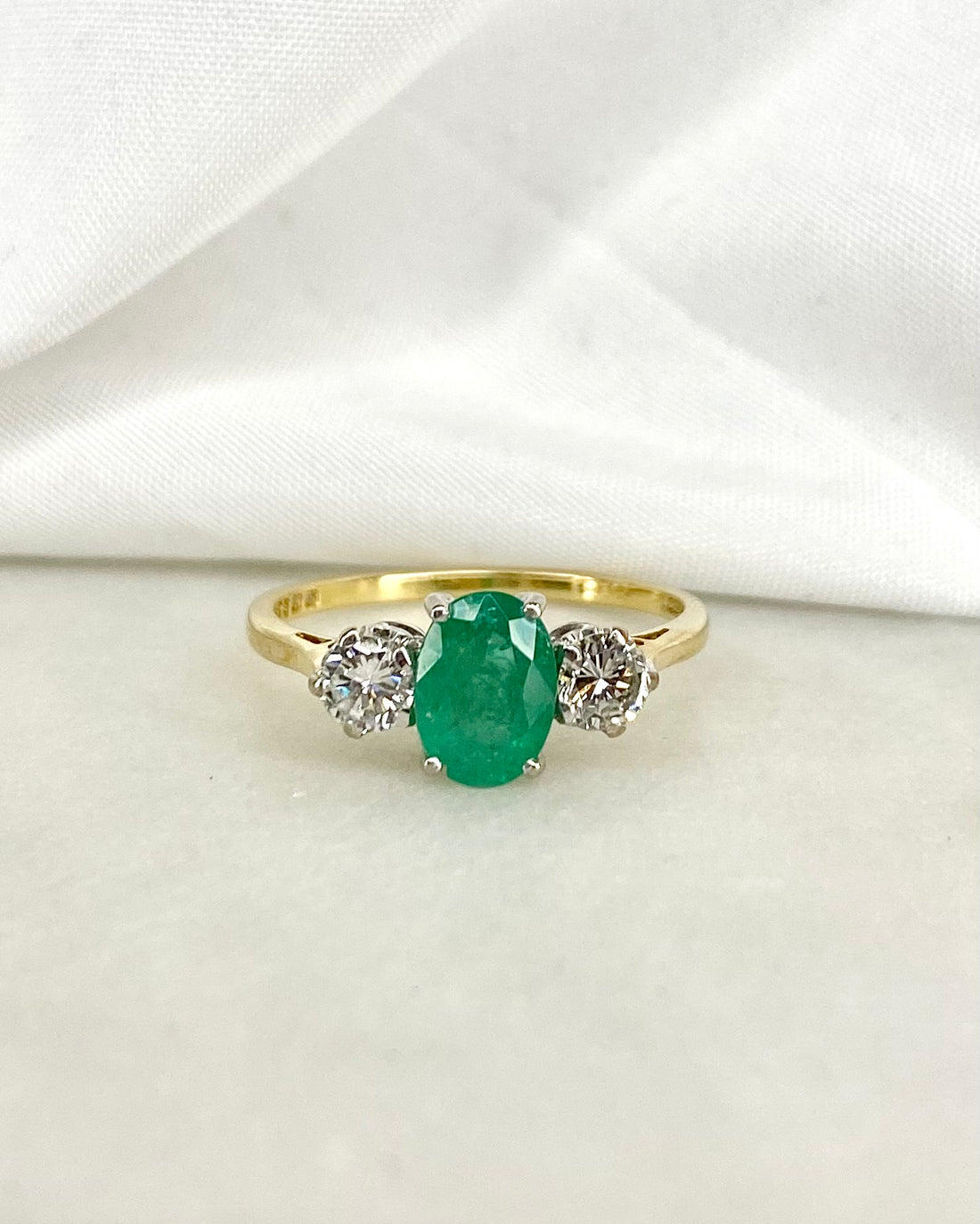 Bague Trilogie Émeraude 0.84 carat &amp; Diamants 0.30 carat &quot;Ivy&quot;