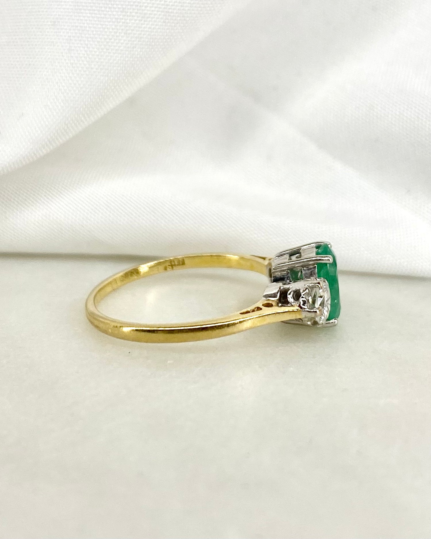 Bague Trilogie Émeraude 0.84 carat &amp; Diamants 0.30 carat &quot;Ivy&quot;