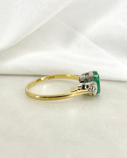 Bague Trilogie Émeraude 0.84 carat &amp; Diamants 0.30 carat &quot;Ivy&quot;