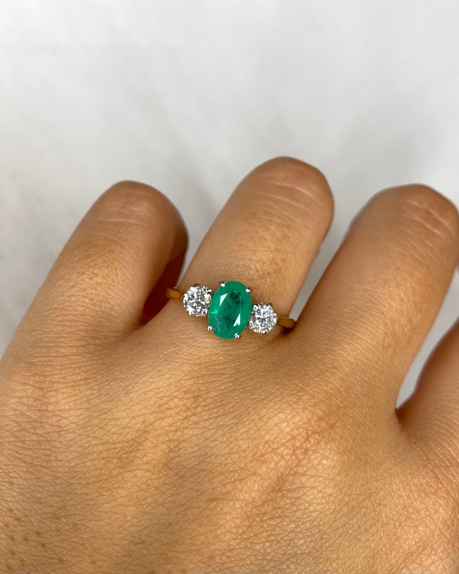 Bague Trilogie Émeraude 0.84 carat &amp; Diamants 0.30 carat &quot;Ivy&quot;