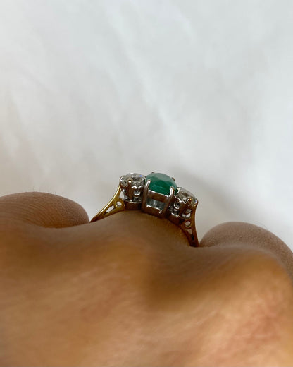 Bague Trilogie Émeraude 0.84 carat &amp; Diamants 0.30 carat &quot;Ivy&quot;