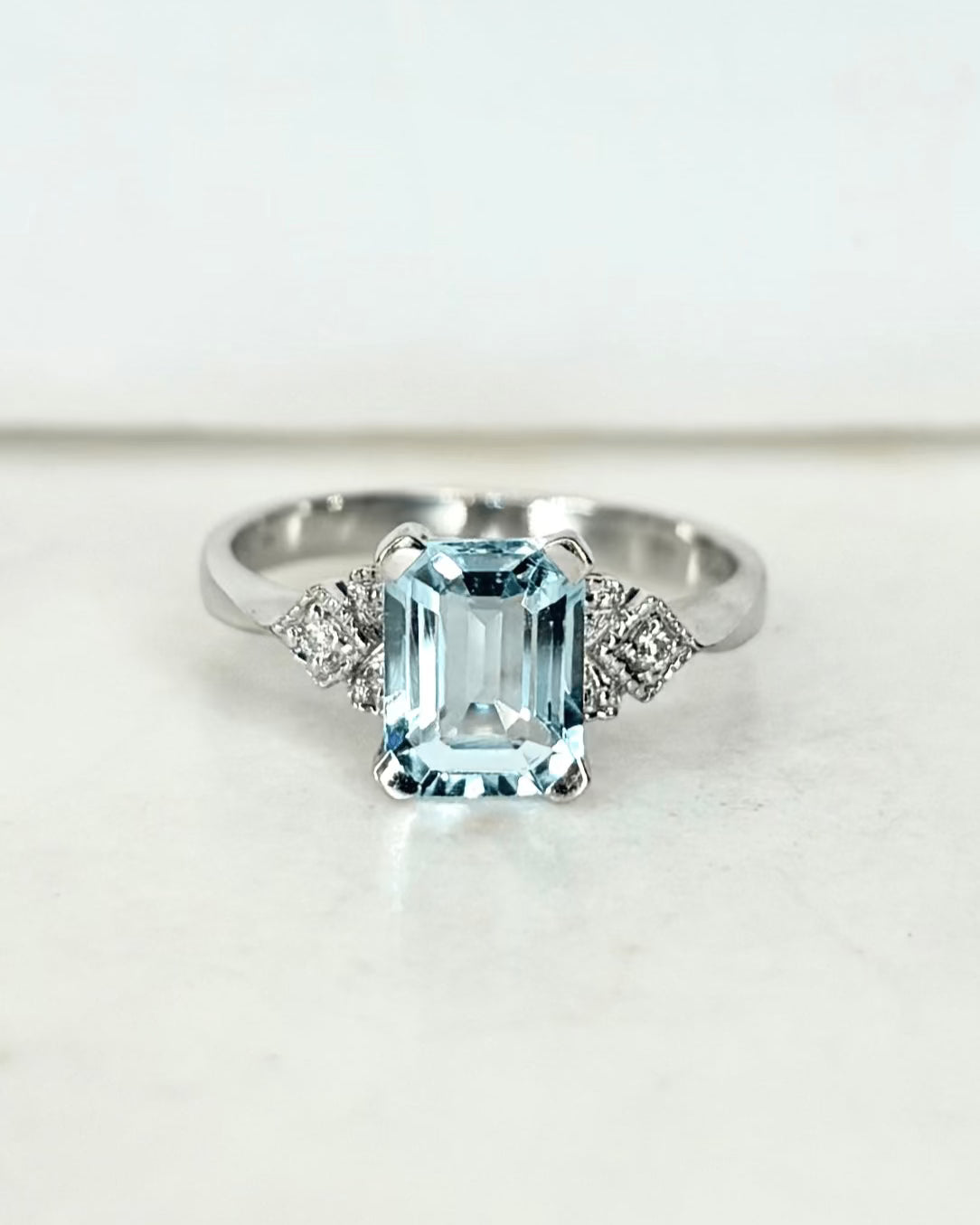 Anillo Trilogía Estilo Art Déco Aguamarina y Diamantes "Angelia"