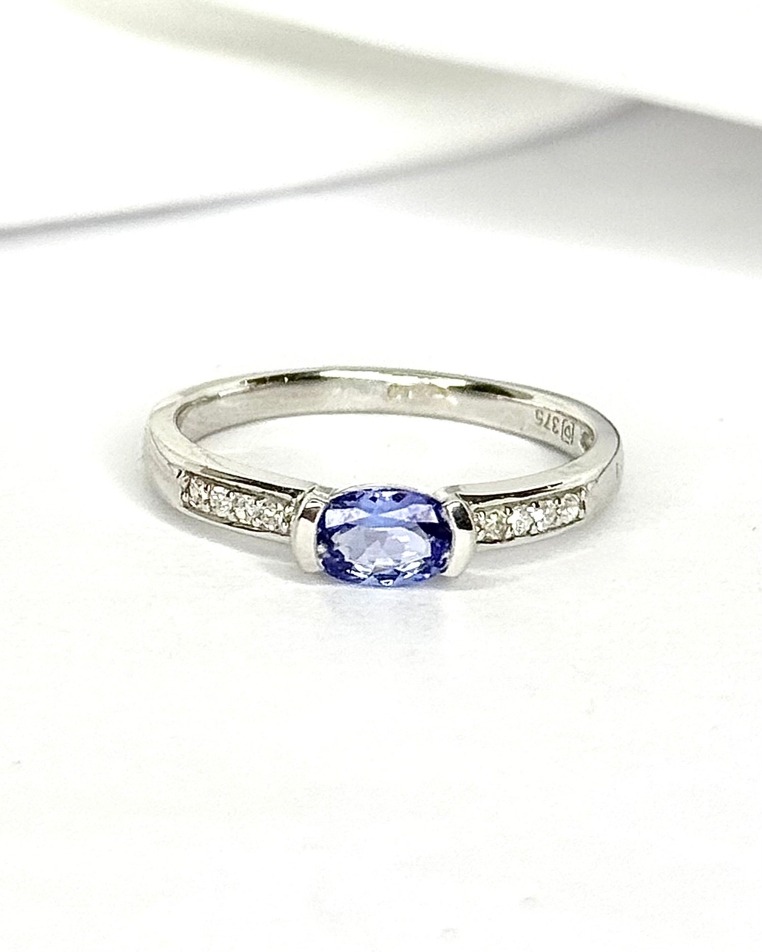 Solitaire Ring Tanzanite &amp; Diamonds "Daliah"