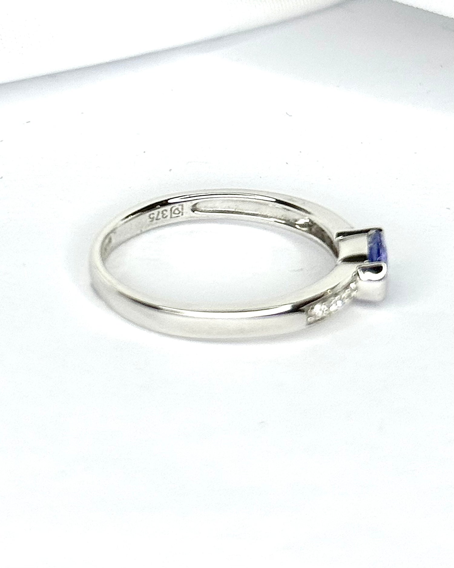 Solitaire Ring Tanzanite &amp; Diamonds "Daliah"