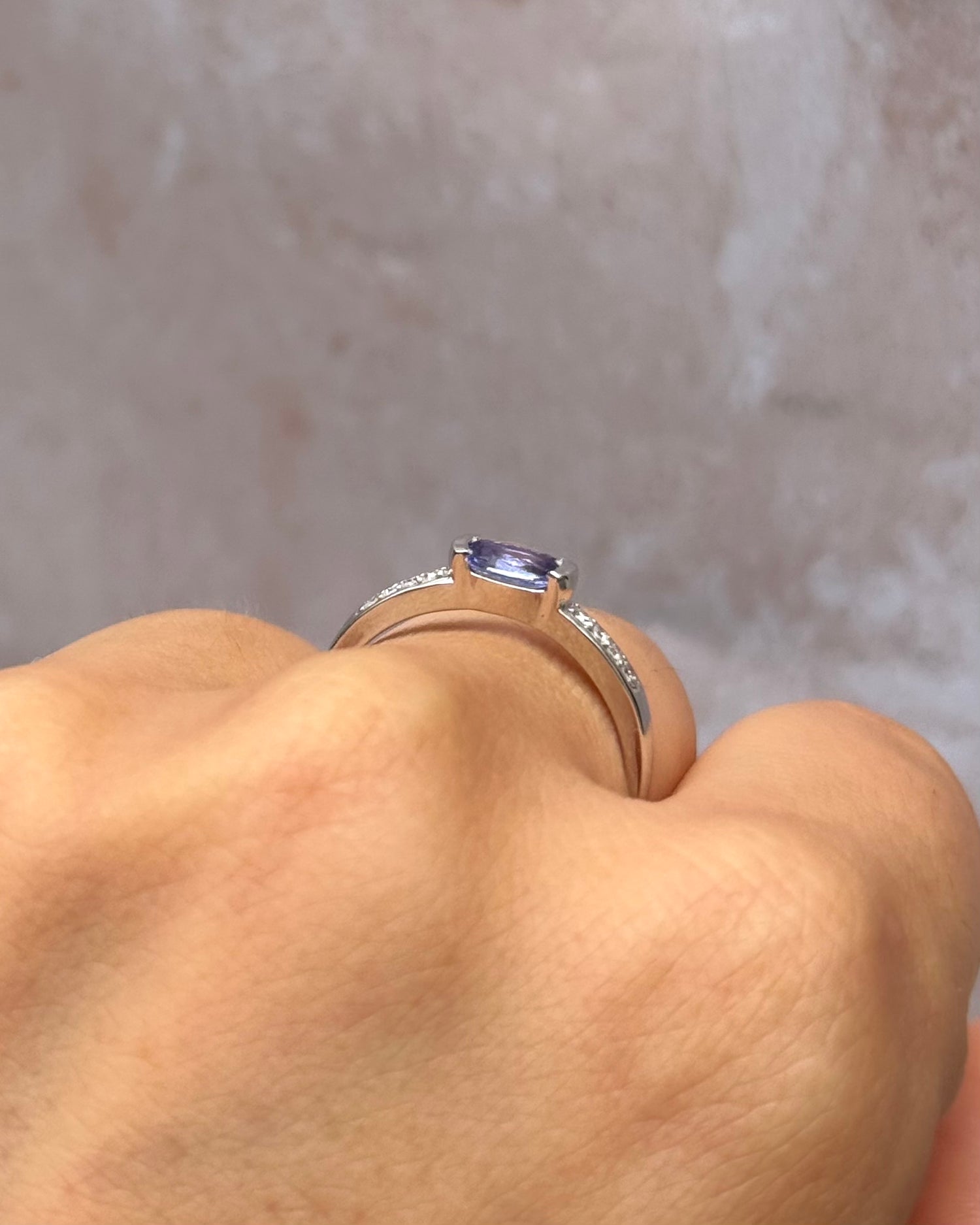 Solitaire Ring Tanzanite &amp; Diamonds "Daliah"