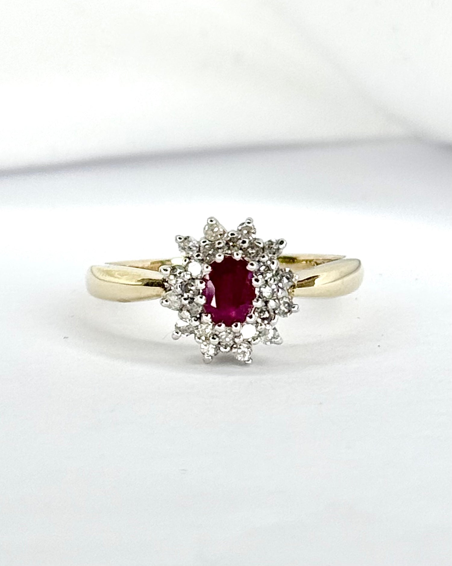 Anillo Marguerite Rubí 0,35 quilates y Diamantes 0,24 quilates "Maggy"