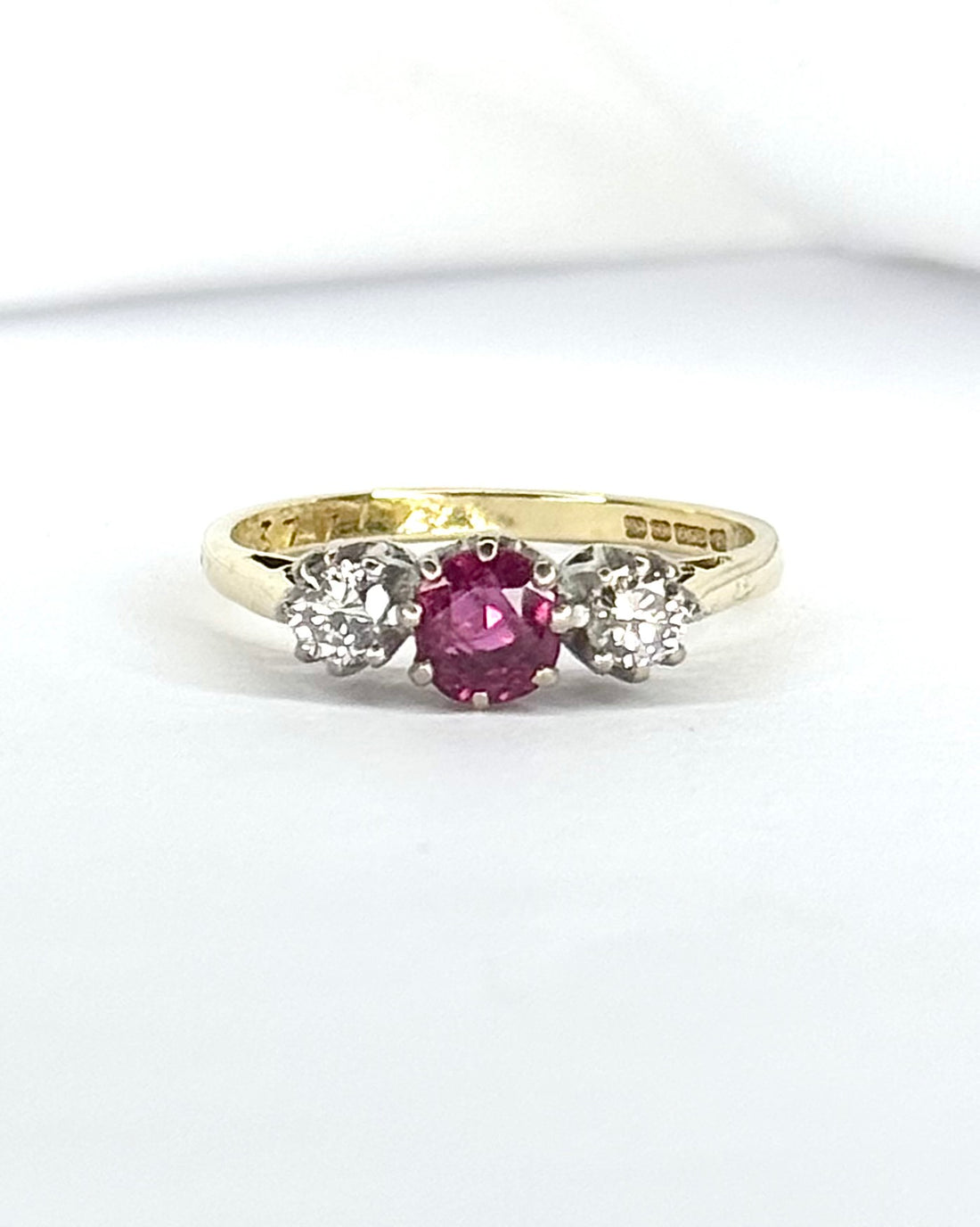 Bague trilogie Rubis 0.62 carat &amp; Diamants 0.20 carat "Célia"