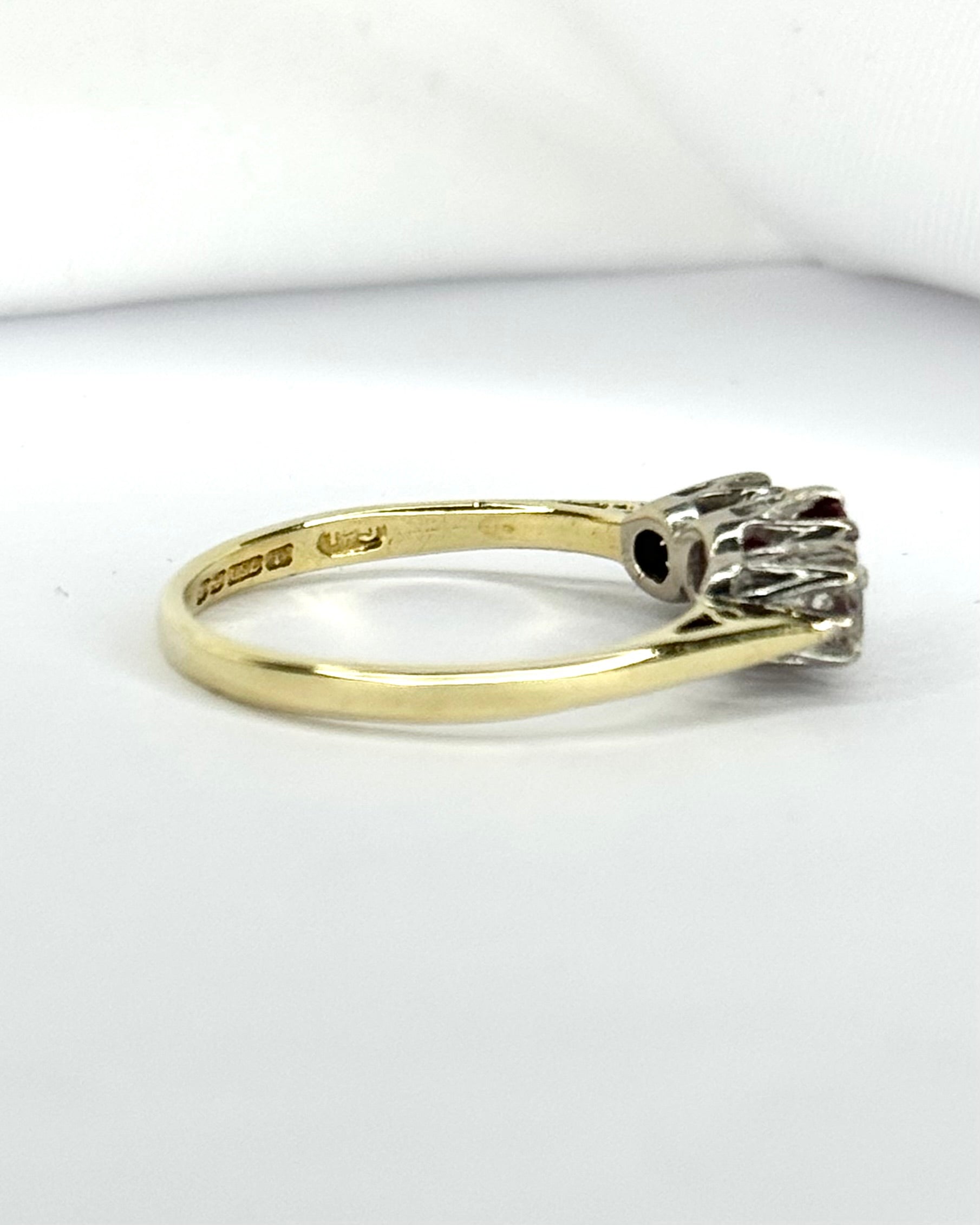 Bague trilogie Rubis 0.62 carat &amp; Diamants 0.20 carat "Célia"