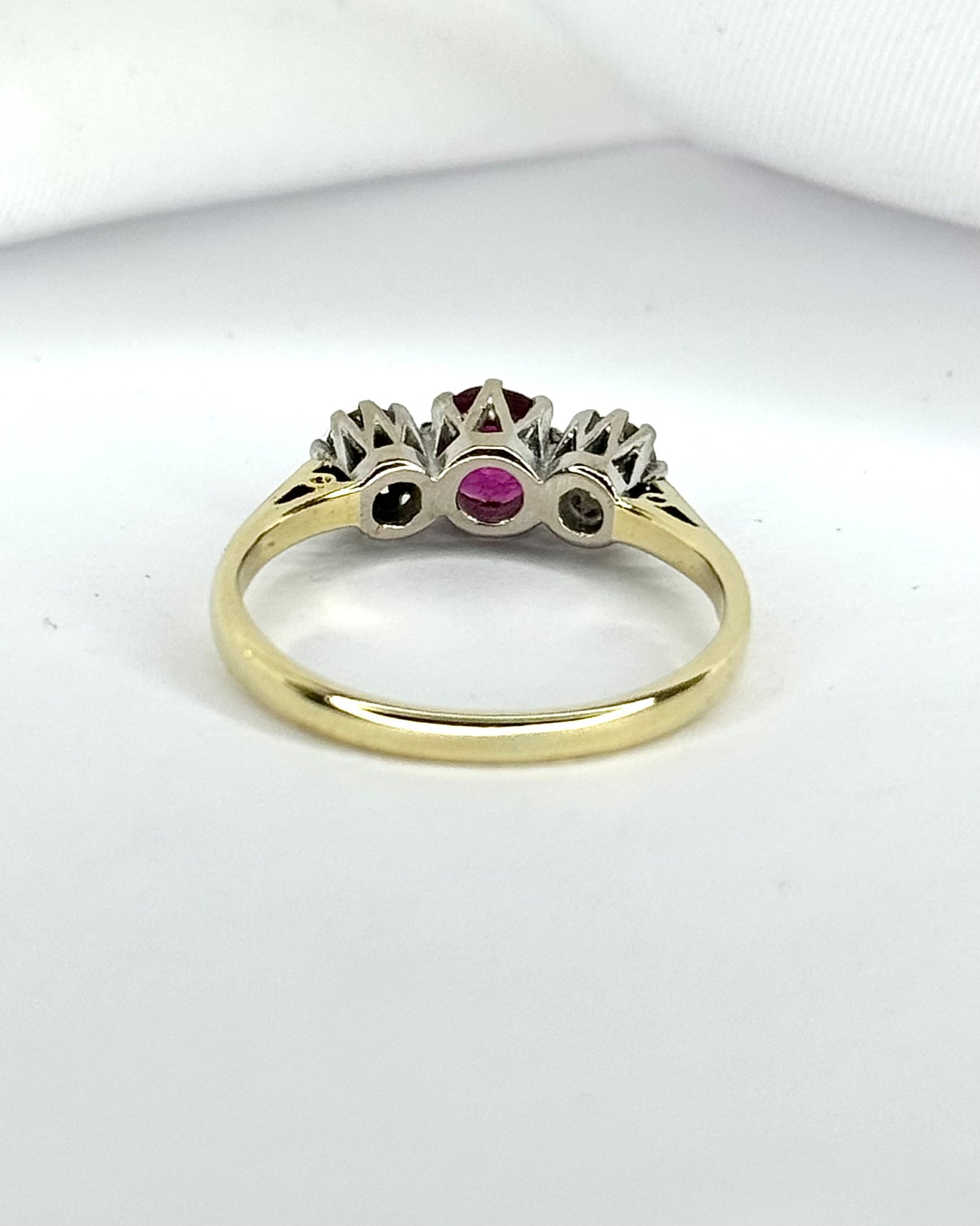 Bague trilogie Rubis 0.62 carat &amp; Diamants 0.20 carat "Célia"