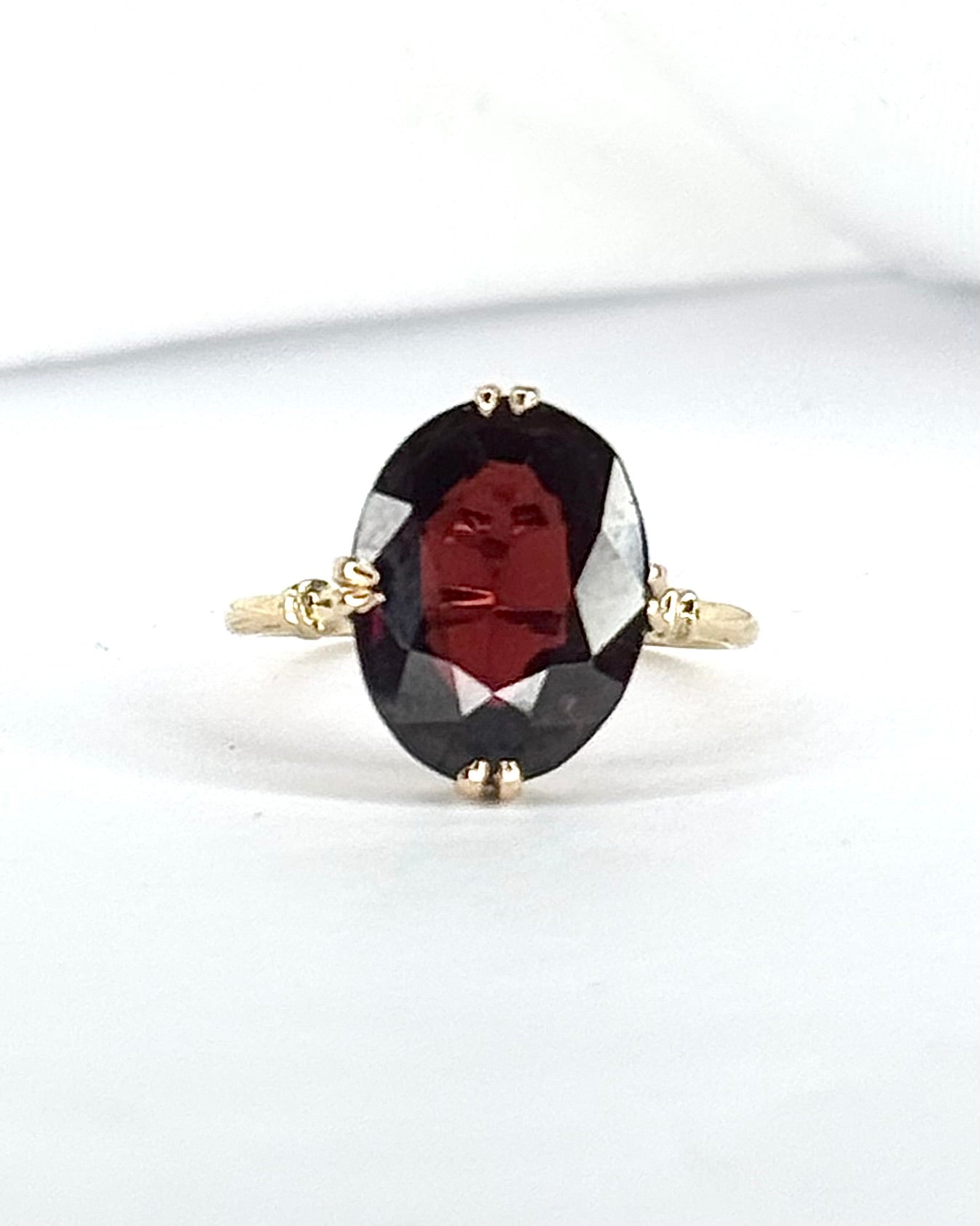 Anillo de cóctel solitario con granate de 4.15 quilates "Ciruela"