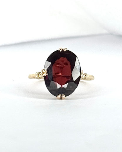 Anillo de cóctel solitario con granate de 4.15 quilates "Ciruela"