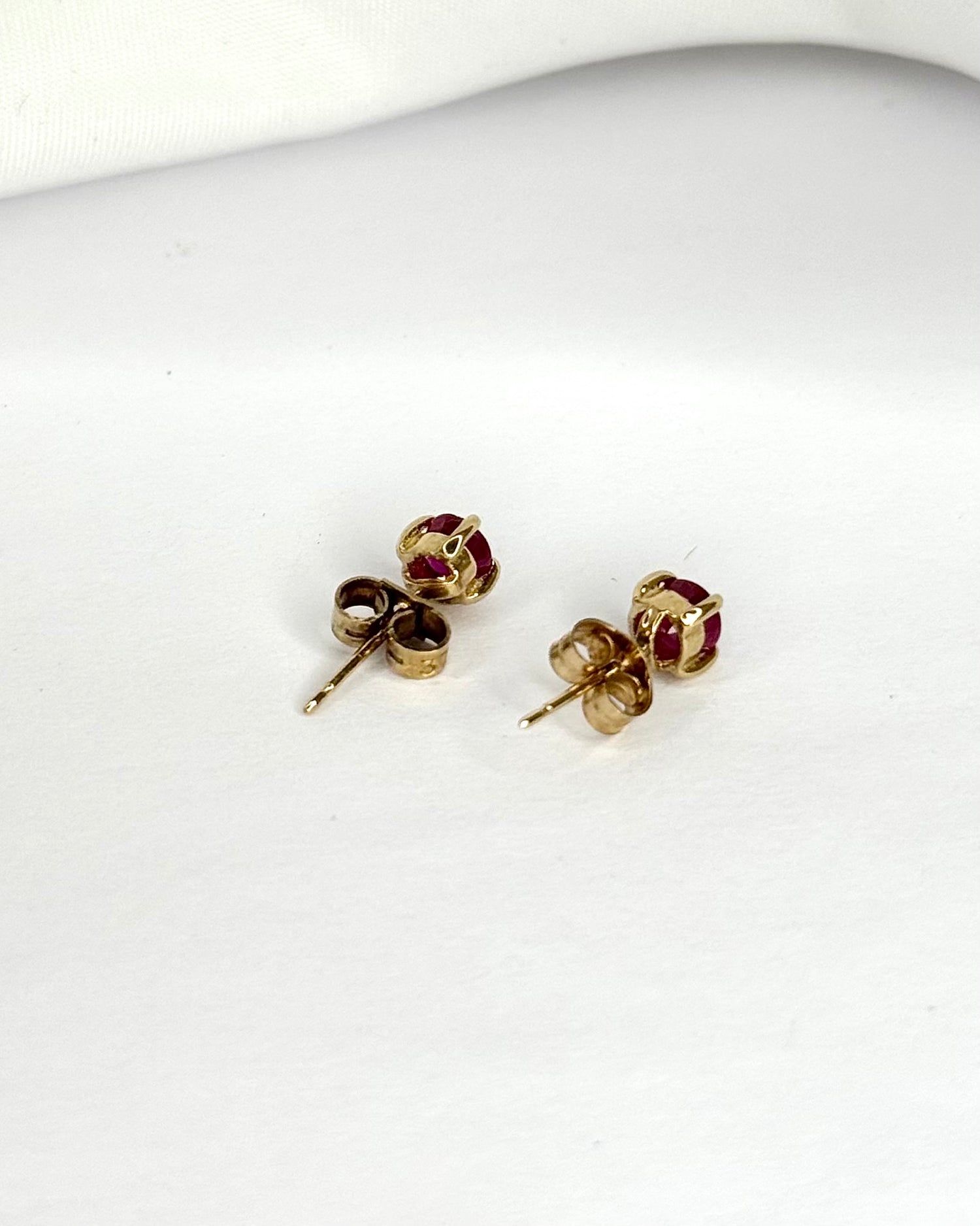 Pendientes de botón con rubí de 0,80 quilates "Vanessa"