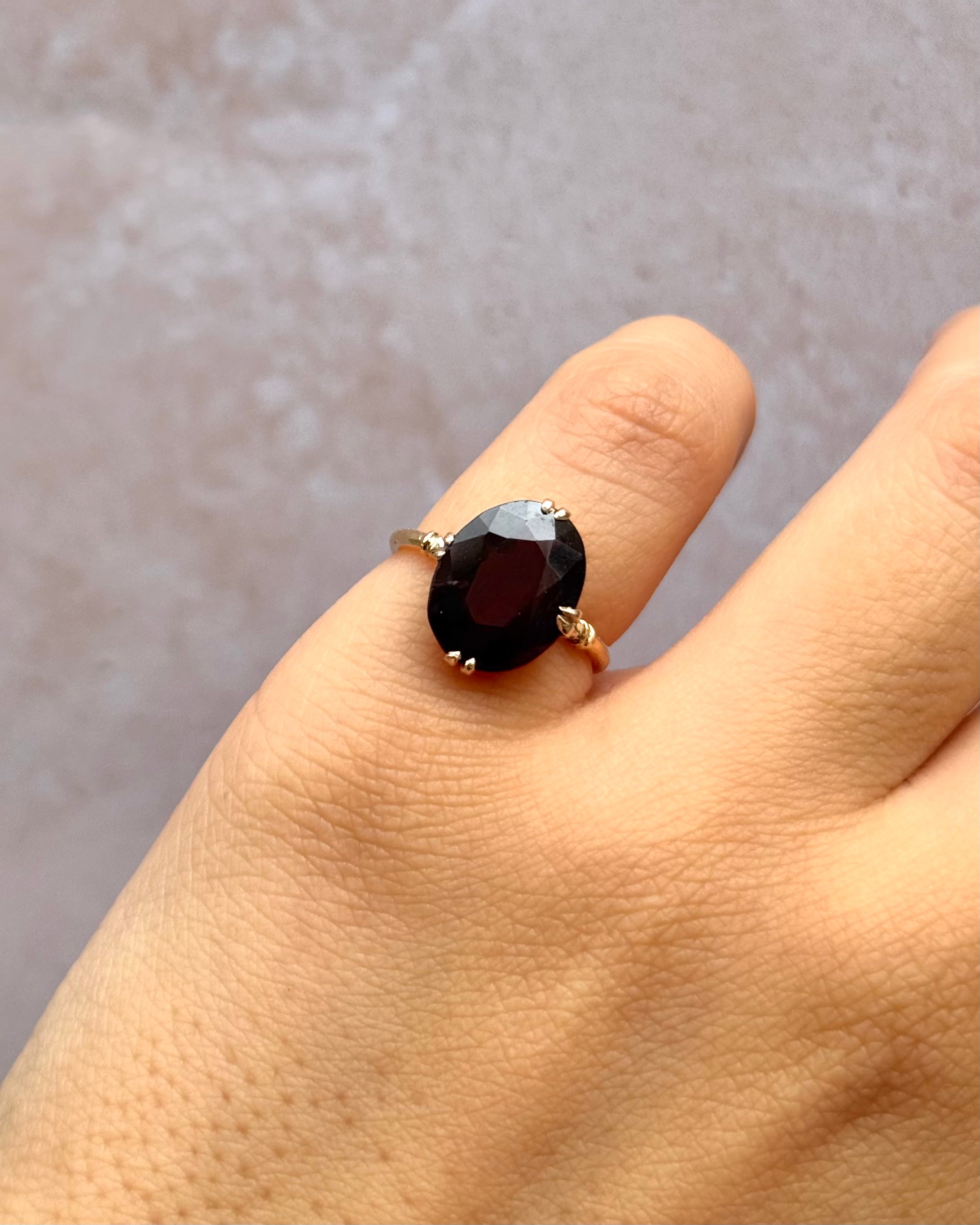 Anillo de cóctel solitario con granate de 4.15 quilates "Ciruela"