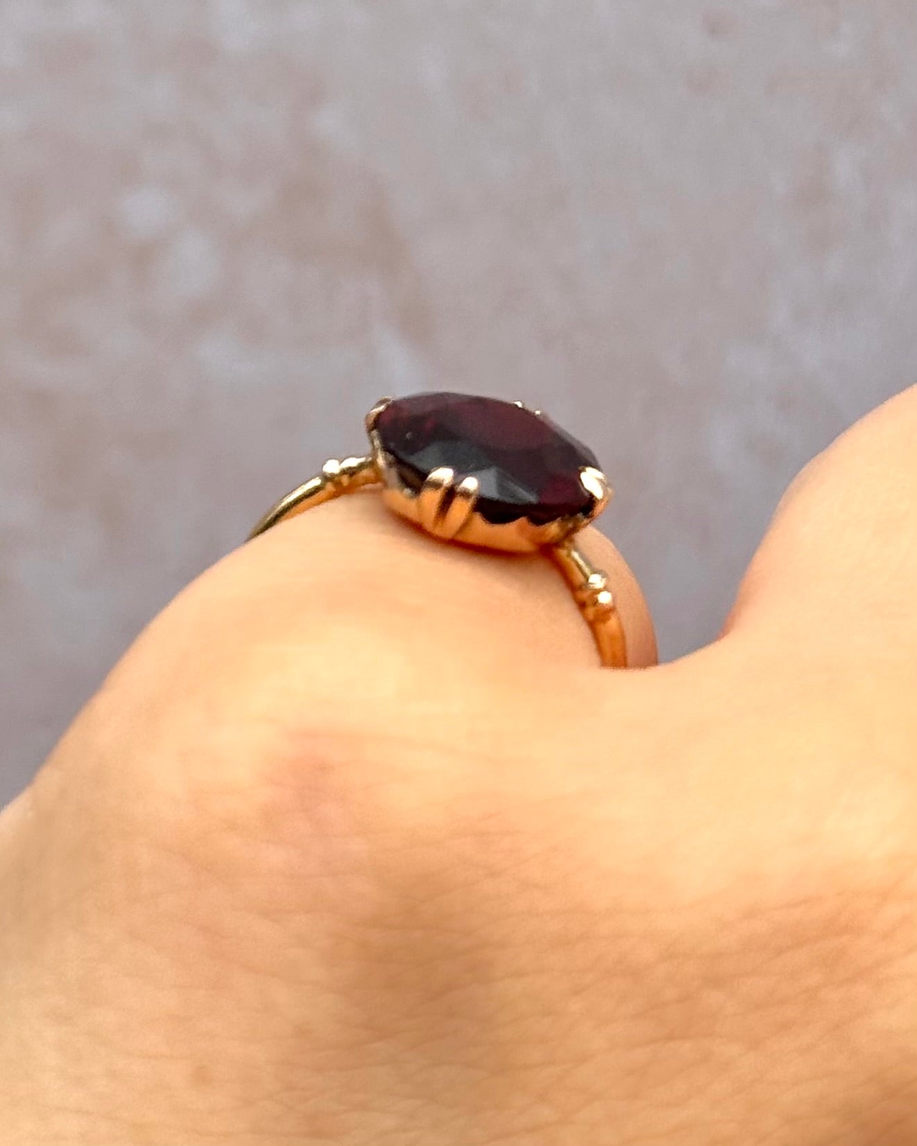 Anillo de cóctel solitario con granate de 4.15 quilates "Ciruela"