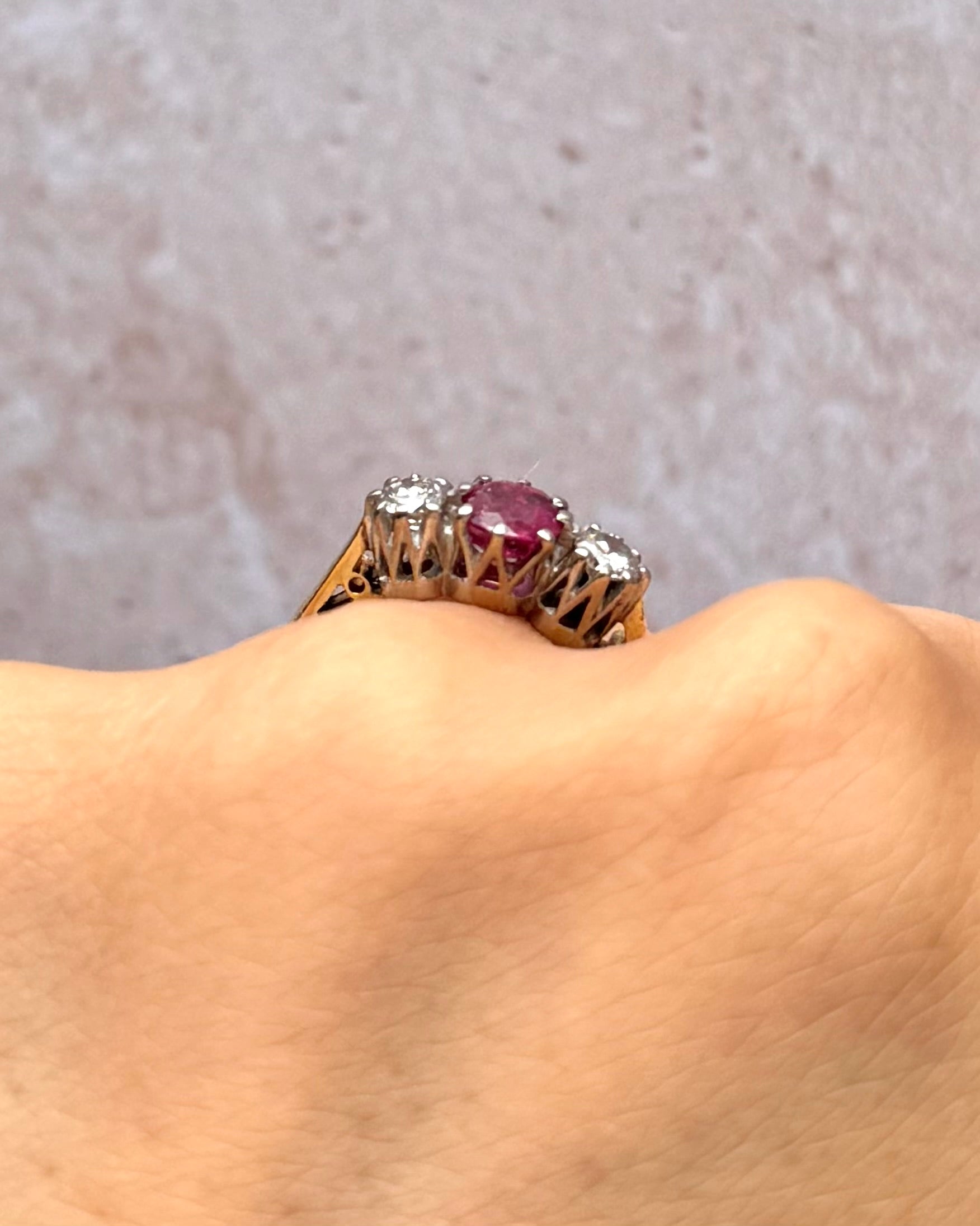 Bague trilogie Rubis 0.62 carat &amp; Diamants 0.20 carat "Célia"