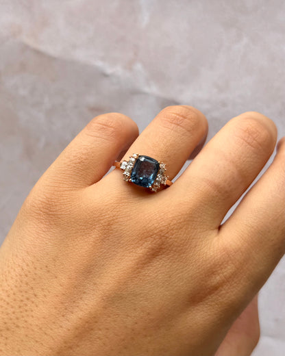 Bague Trilogie Saphir Peacock 3.49 carats &amp; Diamants 0.40 carat "Océane"
