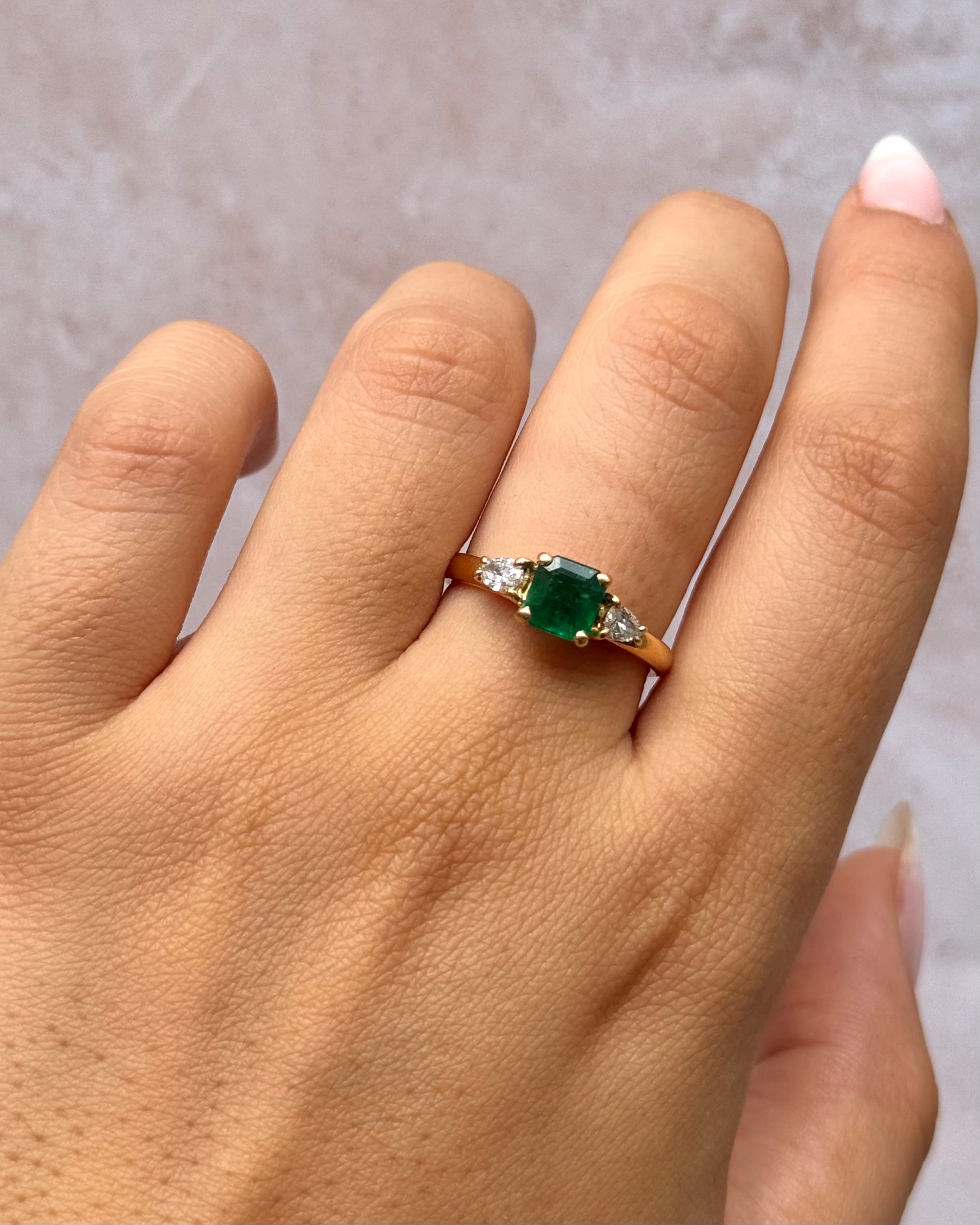Anillo Trilogía Esmeralda 1.10 quilates y Diamantes "Romane"