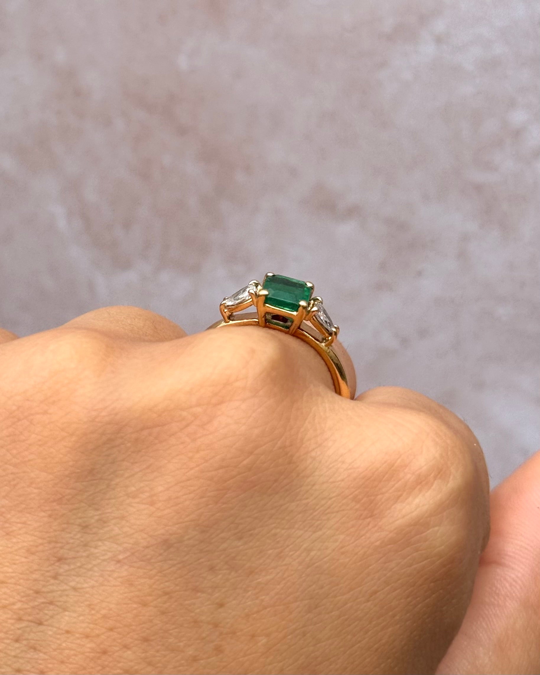 Anillo Trilogía Esmeralda 1.10 quilates y Diamantes "Romane"