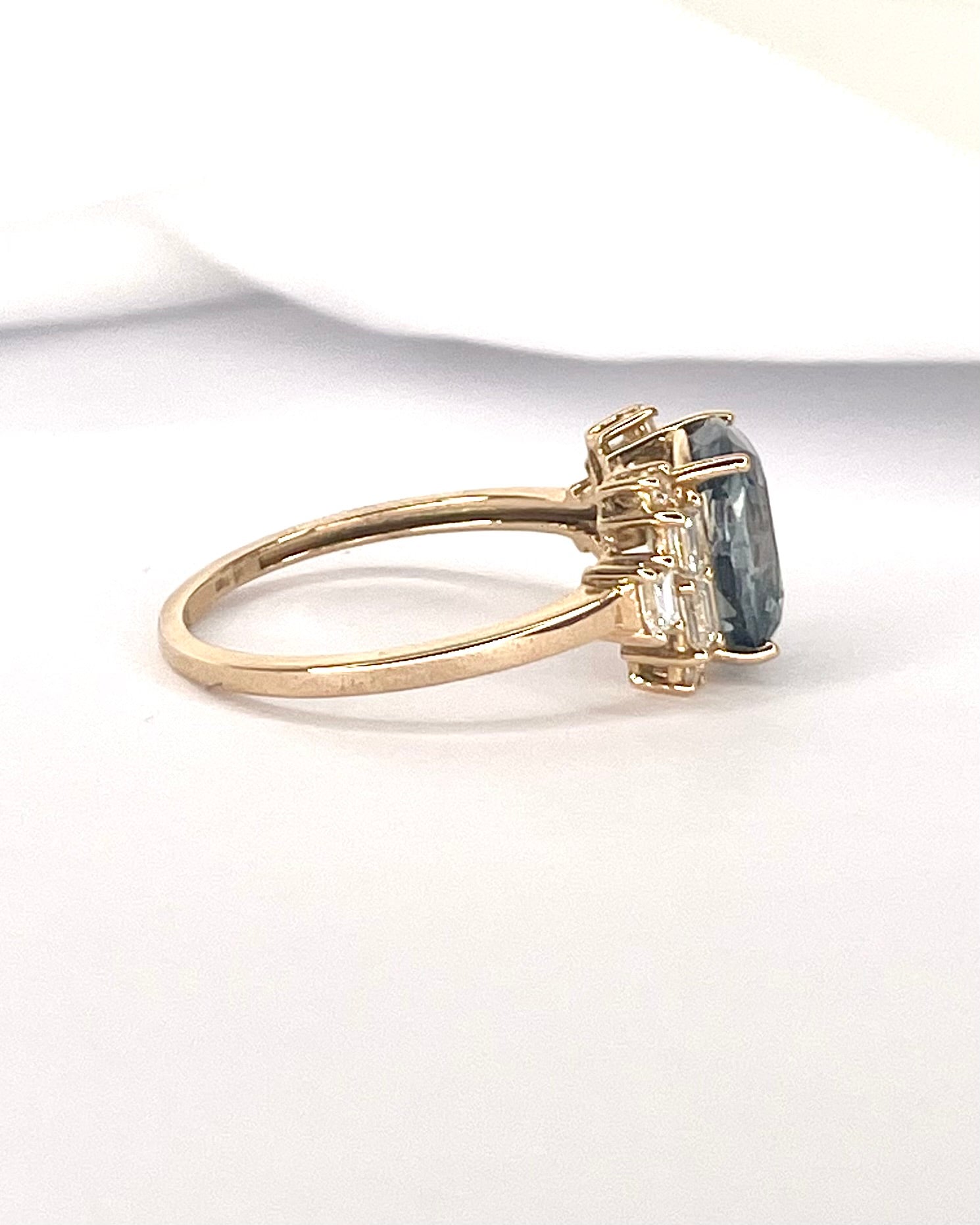 Bague Trilogie Saphir Peacock 3.49 carats &amp; Diamants 0.40 carat "Océane"