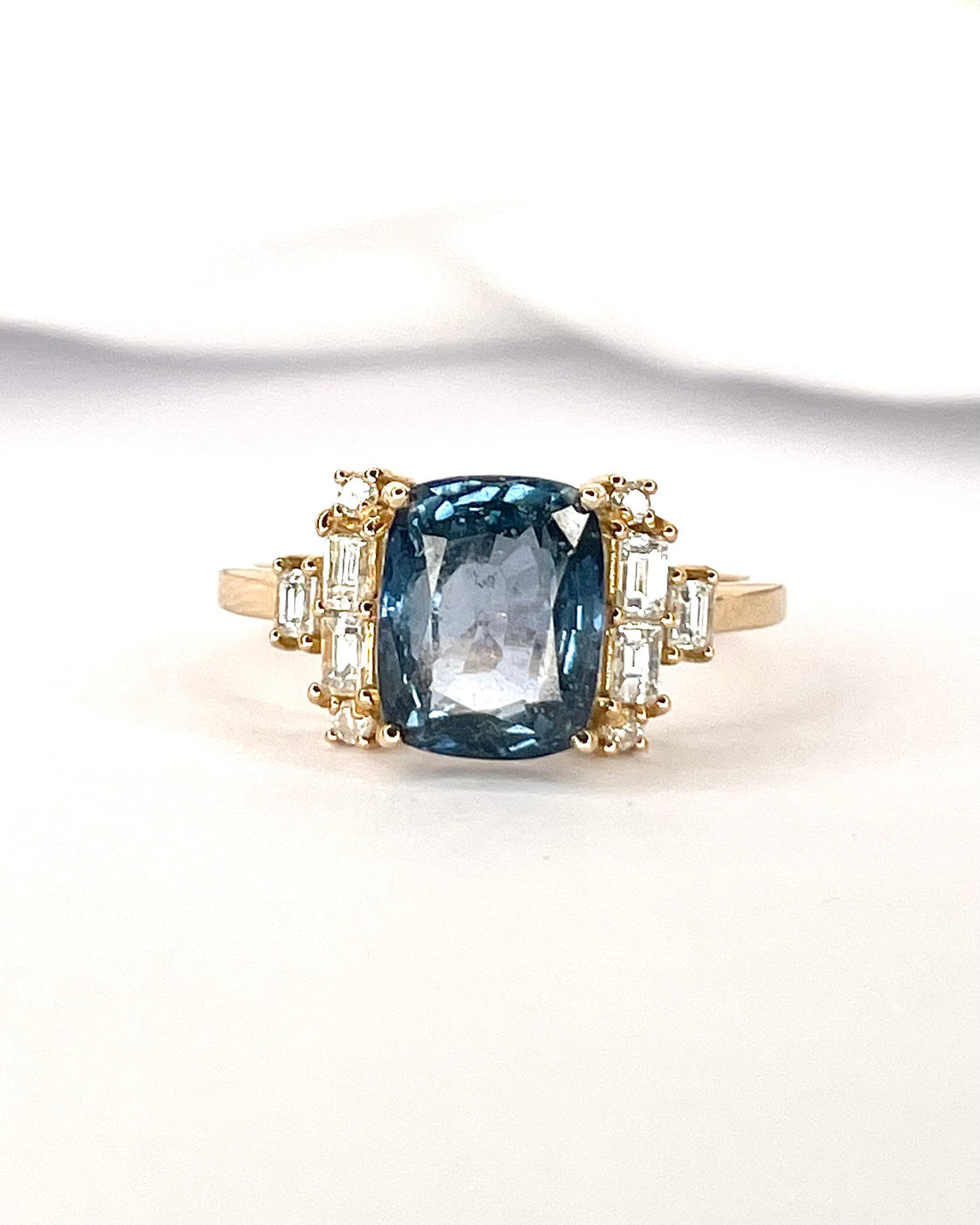 Bague Trilogie Saphir Peacock 3.49 carats &amp; Diamants 0.40 carat "Océane"