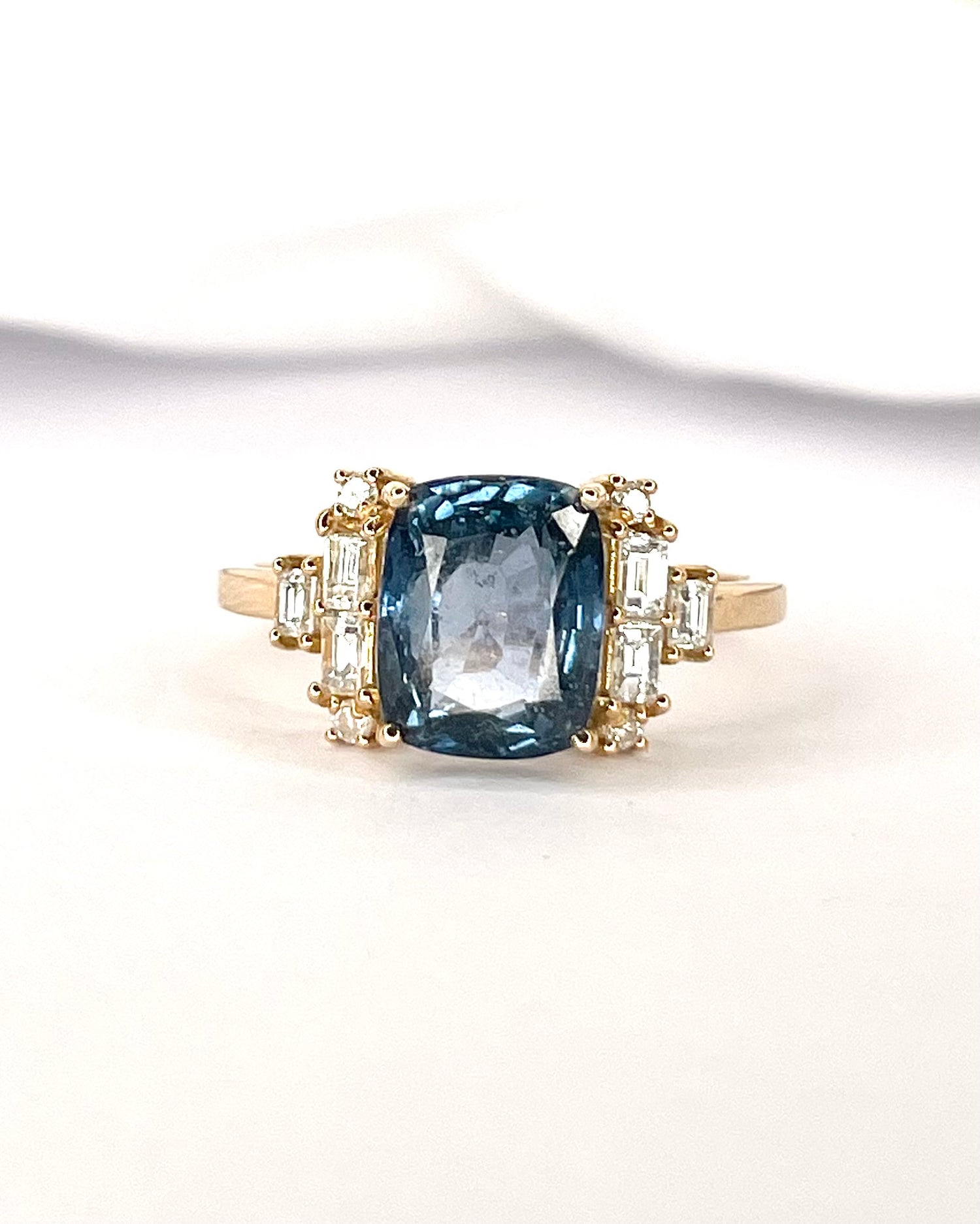 Bague Trilogie Saphir Peacock 3.49 carats &amp; Diamants 0.40 carat "Océane"