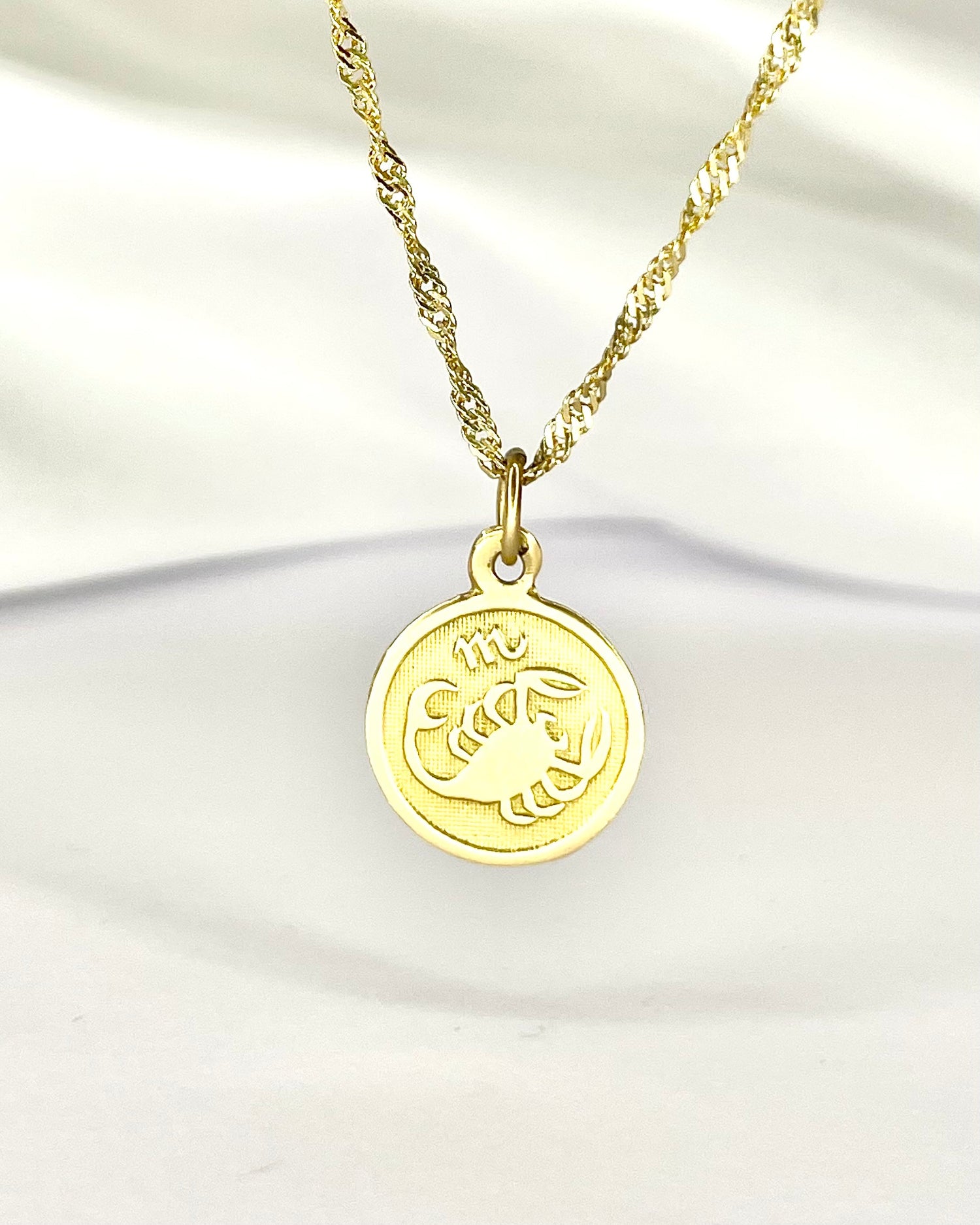 Colgante Escorpión Oro Amarillo "Tom"