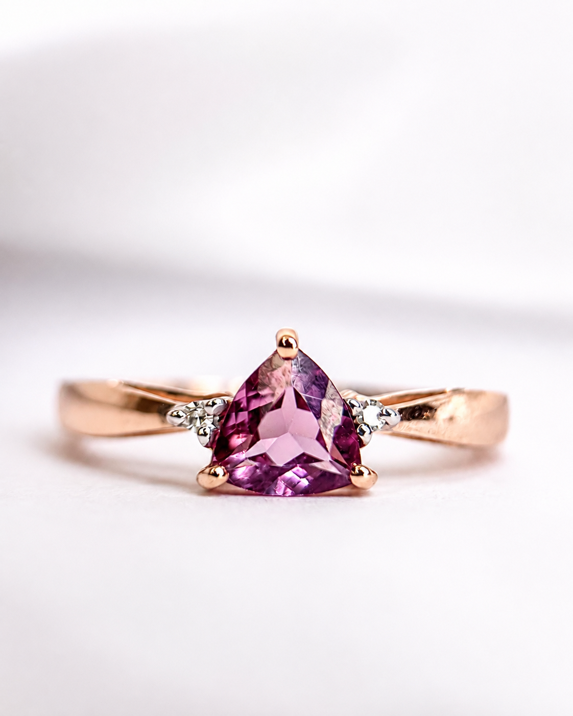 Anillo trilogía de granate de 0,70 quilates y diamantes «Ineya»