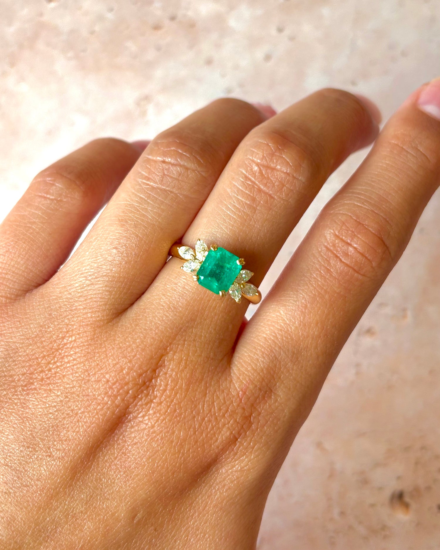 Anillo Trilogía Esmeralda Colombiana 1.67 quilates y Diamantes 0.43 quilates "Caroline"