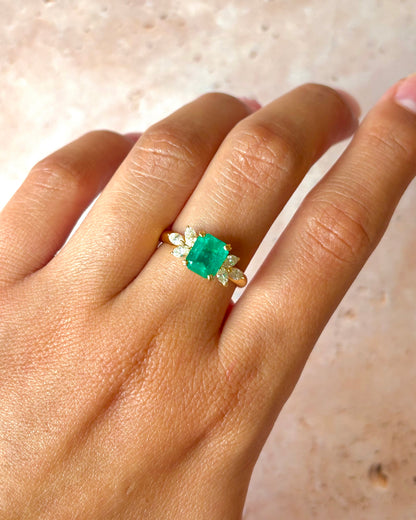 Anillo Trilogía Esmeralda Colombiana 1.67 quilates y Diamantes 0.43 quilates "Caroline"