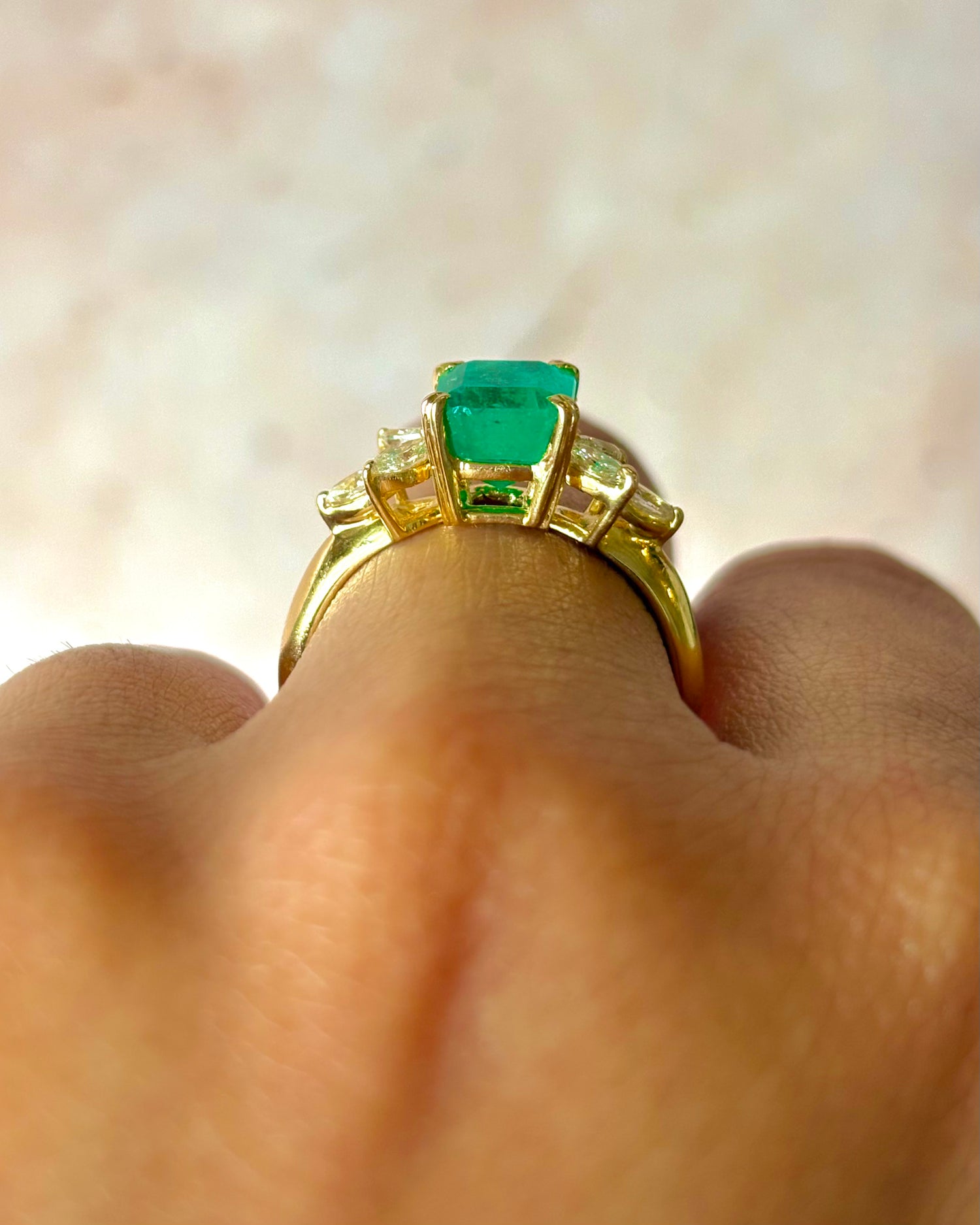Anillo Trilogía Esmeralda Colombiana 1.67 quilates y Diamantes 0.43 quilates "Caroline"