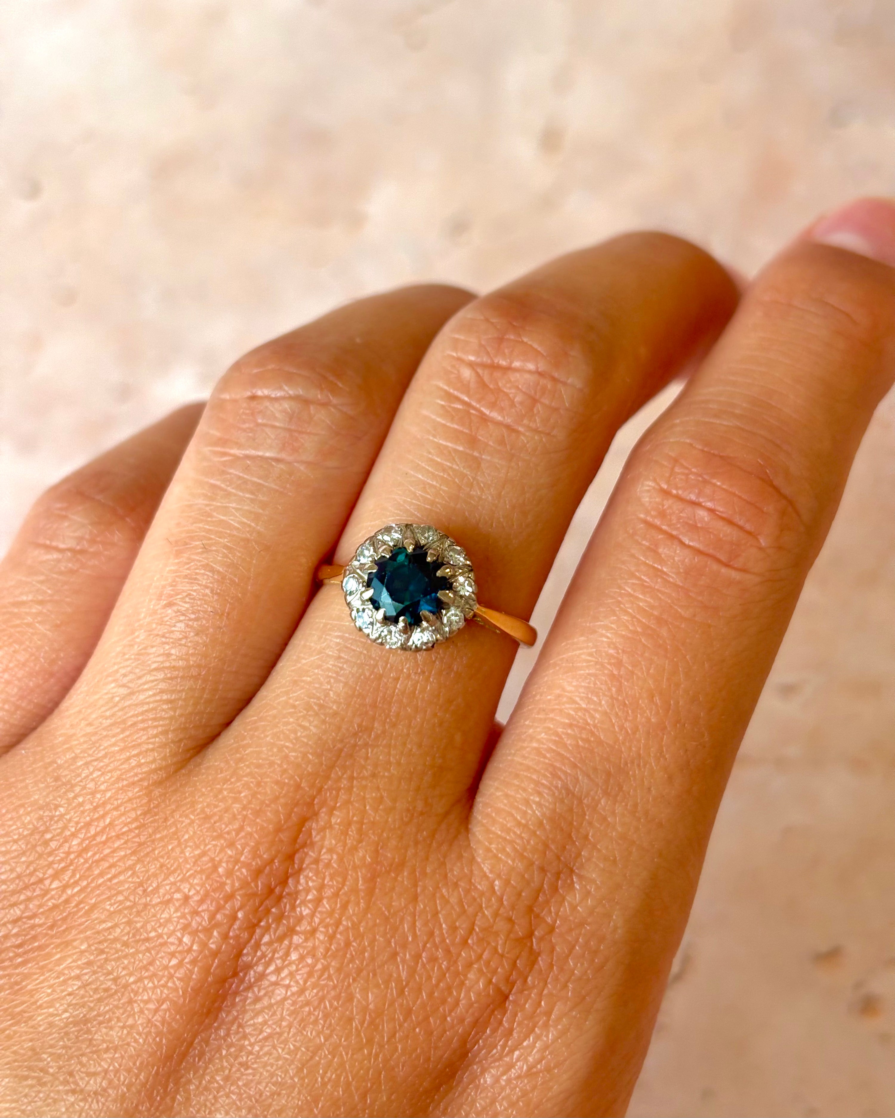 Anillo Marguerite Zafiro 1 quilate y Diamantes 0,20 quilates "Marilou"