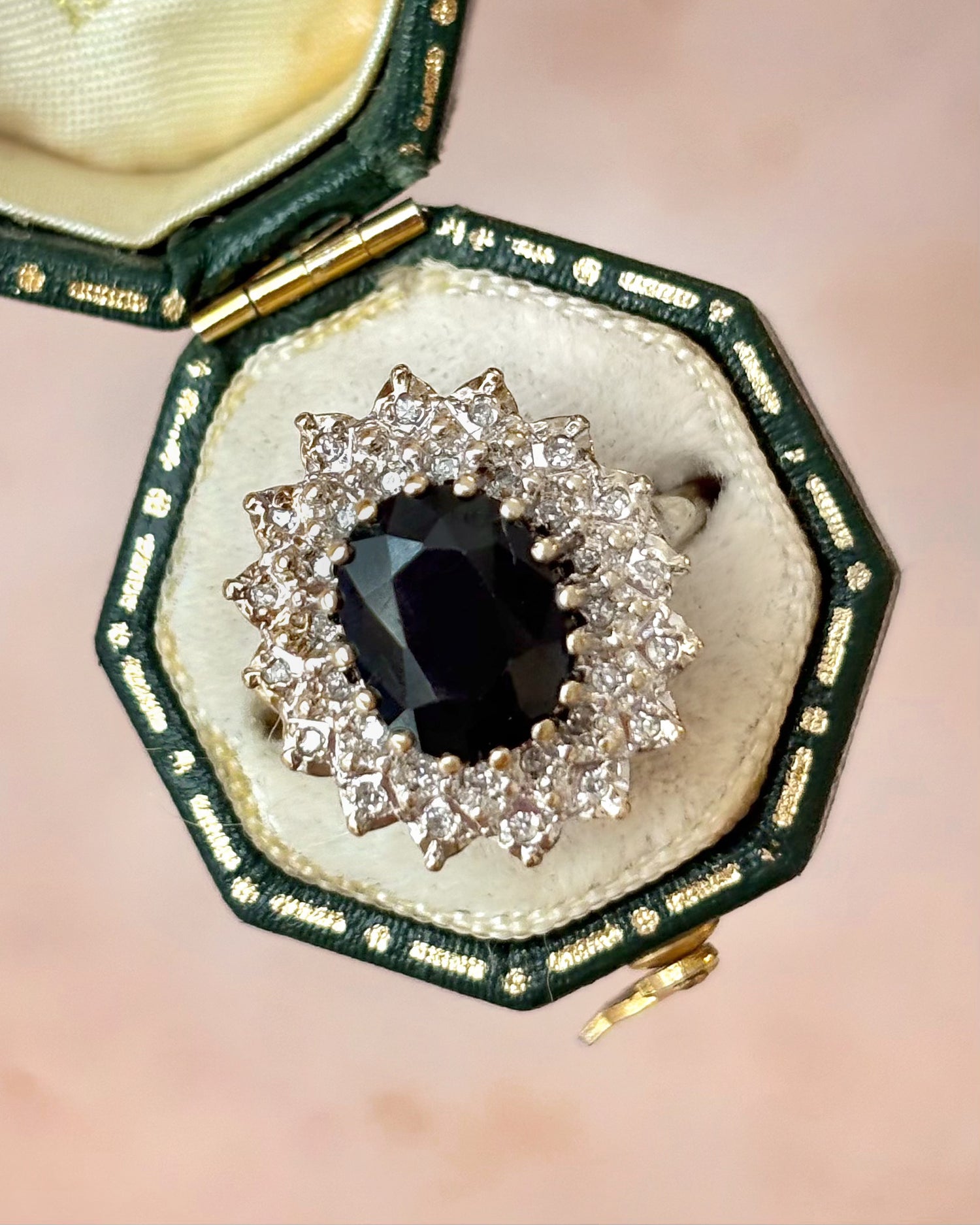Anillo Marguerite Zafiro 2.85 quilates y Diamantes 0.32 quilates "Albane"
