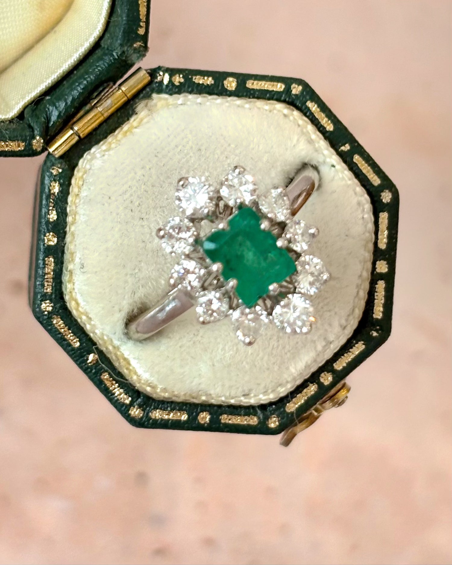 Bague Marguerite Émeraude 0.85 carat &amp; Diamants 0.78 carat "Alice"