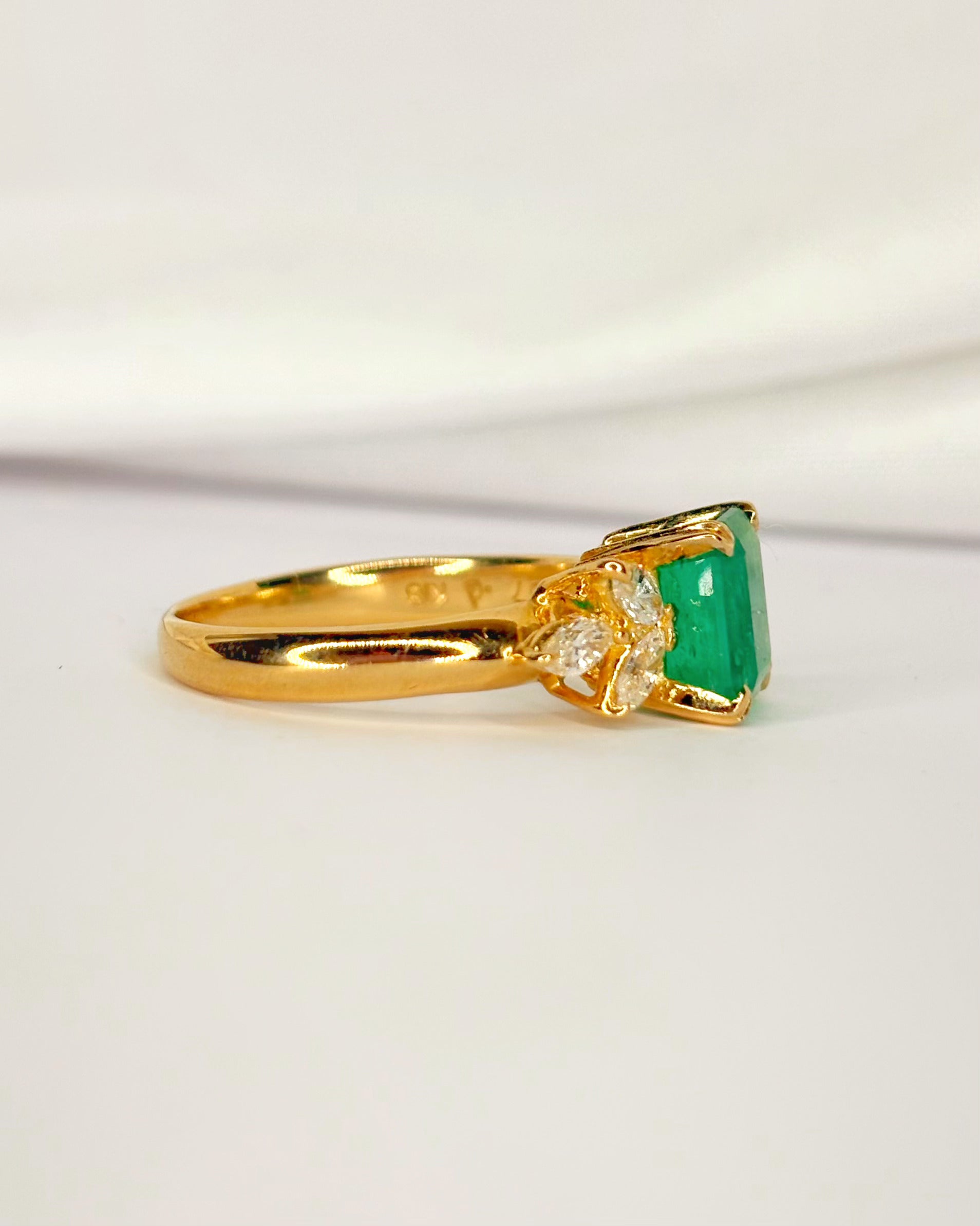 Anillo Trilogía Esmeralda Colombiana 1.67 quilates y Diamantes 0.43 quilates "Caroline"