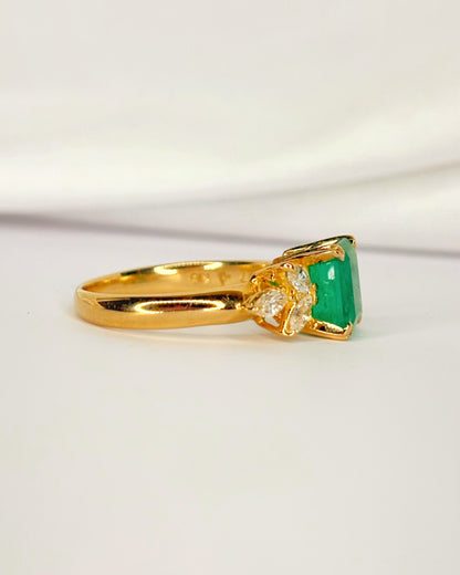 Anillo Trilogía Esmeralda Colombiana 1.67 quilates y Diamantes 0.43 quilates "Caroline"