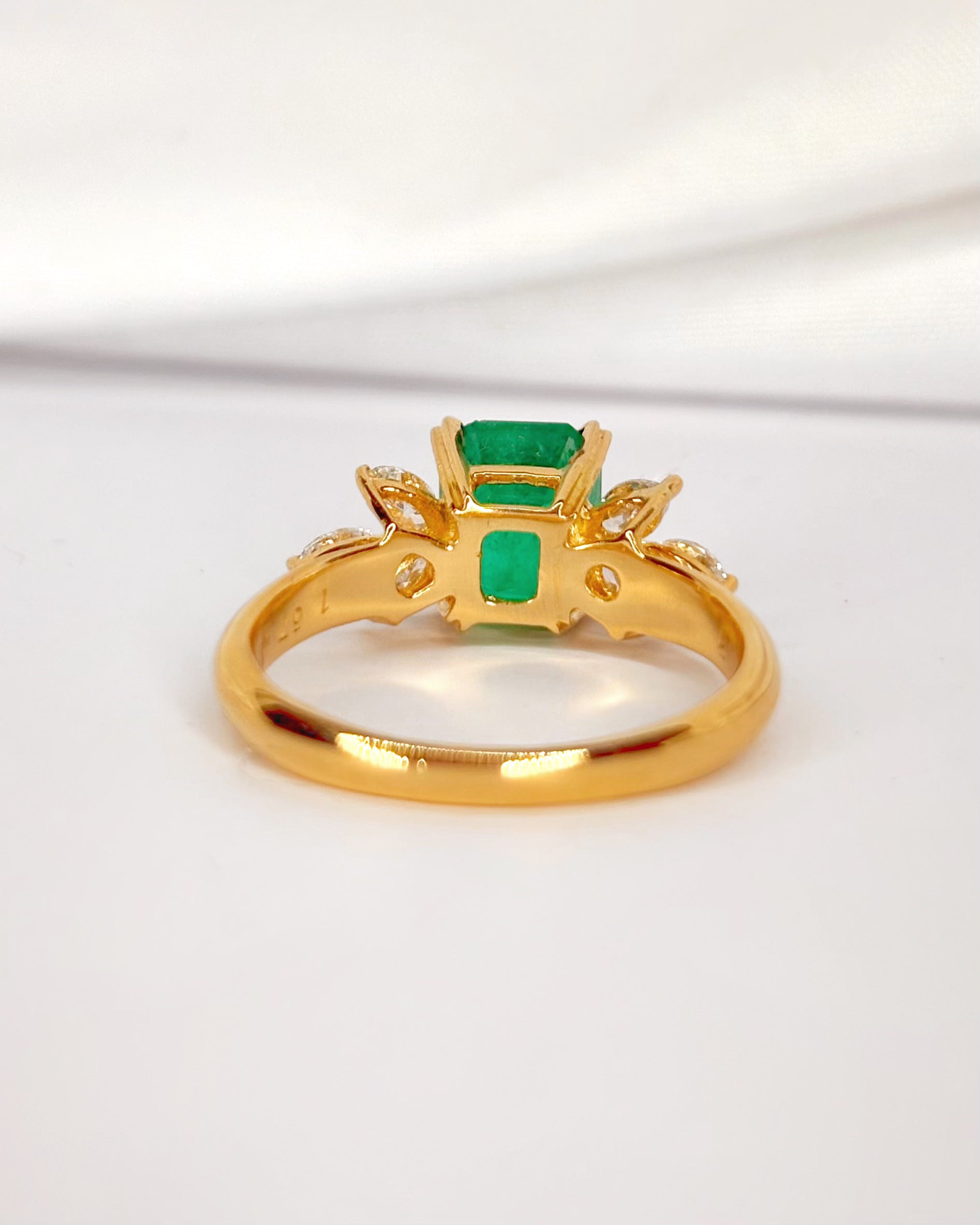 Anillo Trilogía Esmeralda Colombiana 1.67 quilates y Diamantes 0.43 quilates "Caroline"