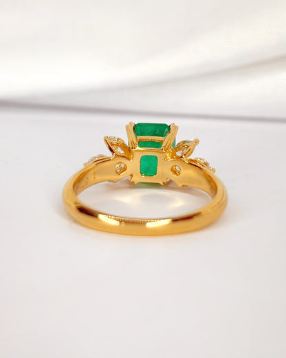 Anillo Trilogía Esmeralda Colombiana 1.67 quilates y Diamantes 0.43 quilates "Caroline"
