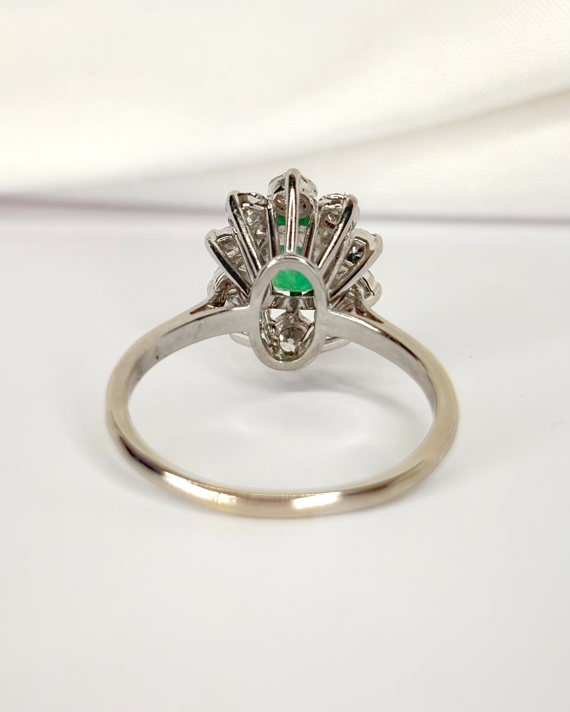 Bague Marguerite Émeraude 0.85 carat &amp; Diamants 0.78 carat "Alice"