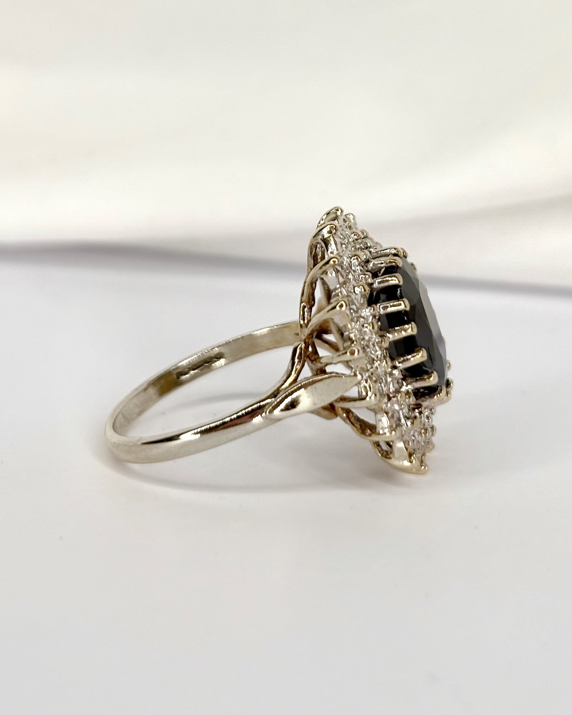 Anillo Marguerite Zafiro 2.85 quilates y Diamantes 0.32 quilates "Albane"