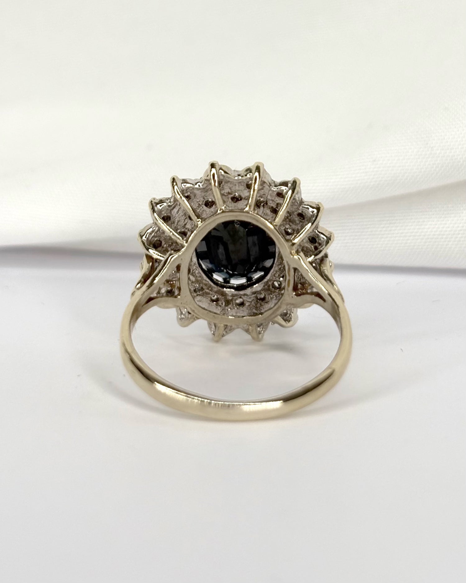 Anillo Marguerite Zafiro 2.85 quilates y Diamantes 0.32 quilates "Albane"