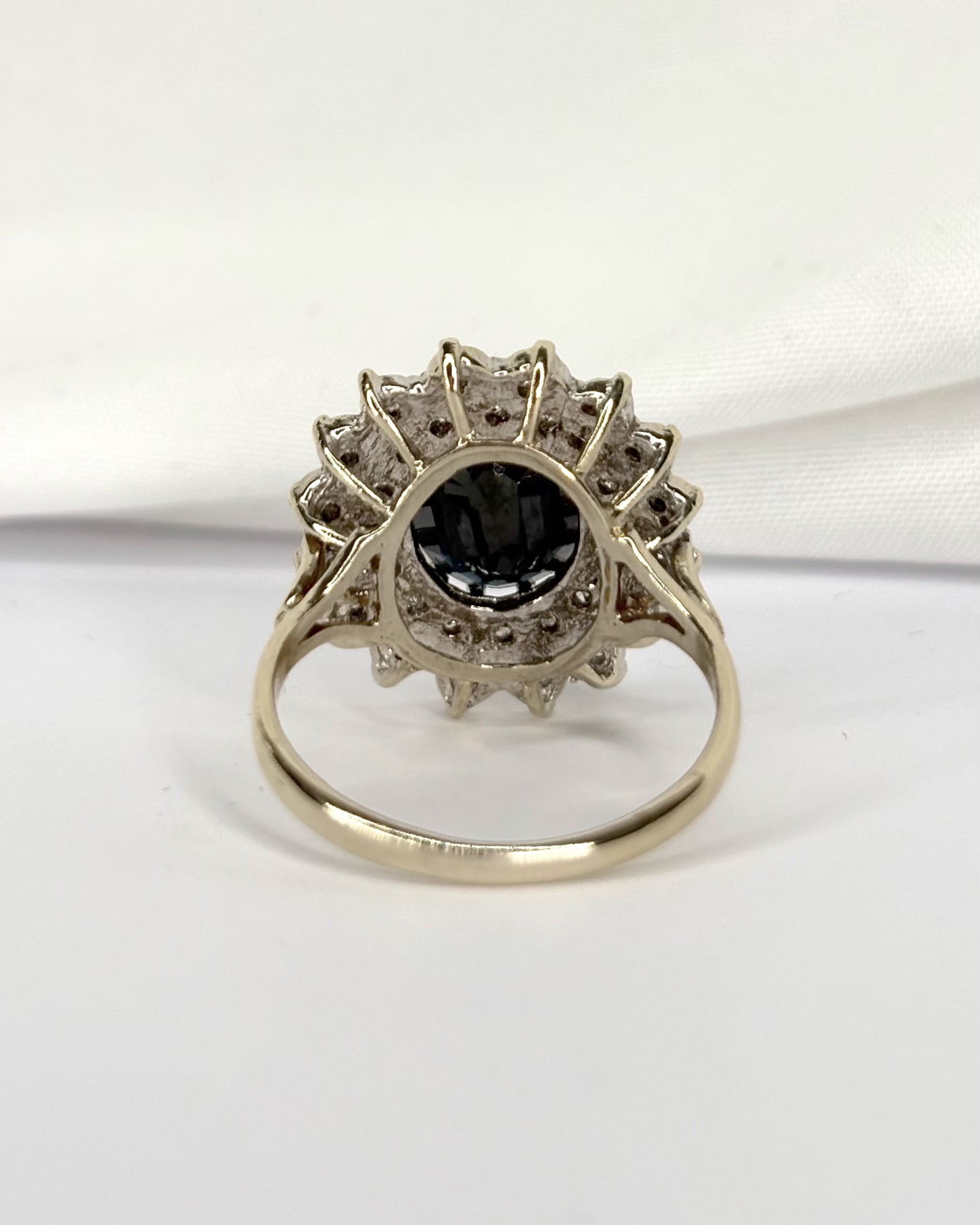 Anillo Marguerite Zafiro 2.85 quilates y Diamantes 0.32 quilates "Albane"