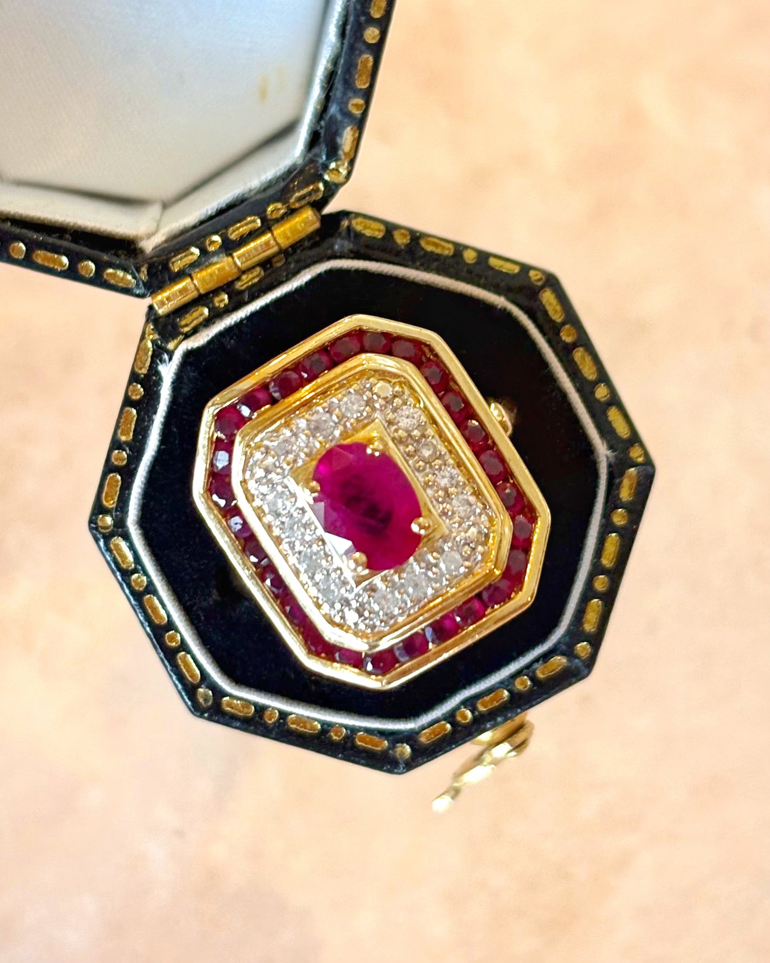 Bague Style Art-Déco Rubis 1.88 carat &amp; Diamants 0.21 carat "Aude"