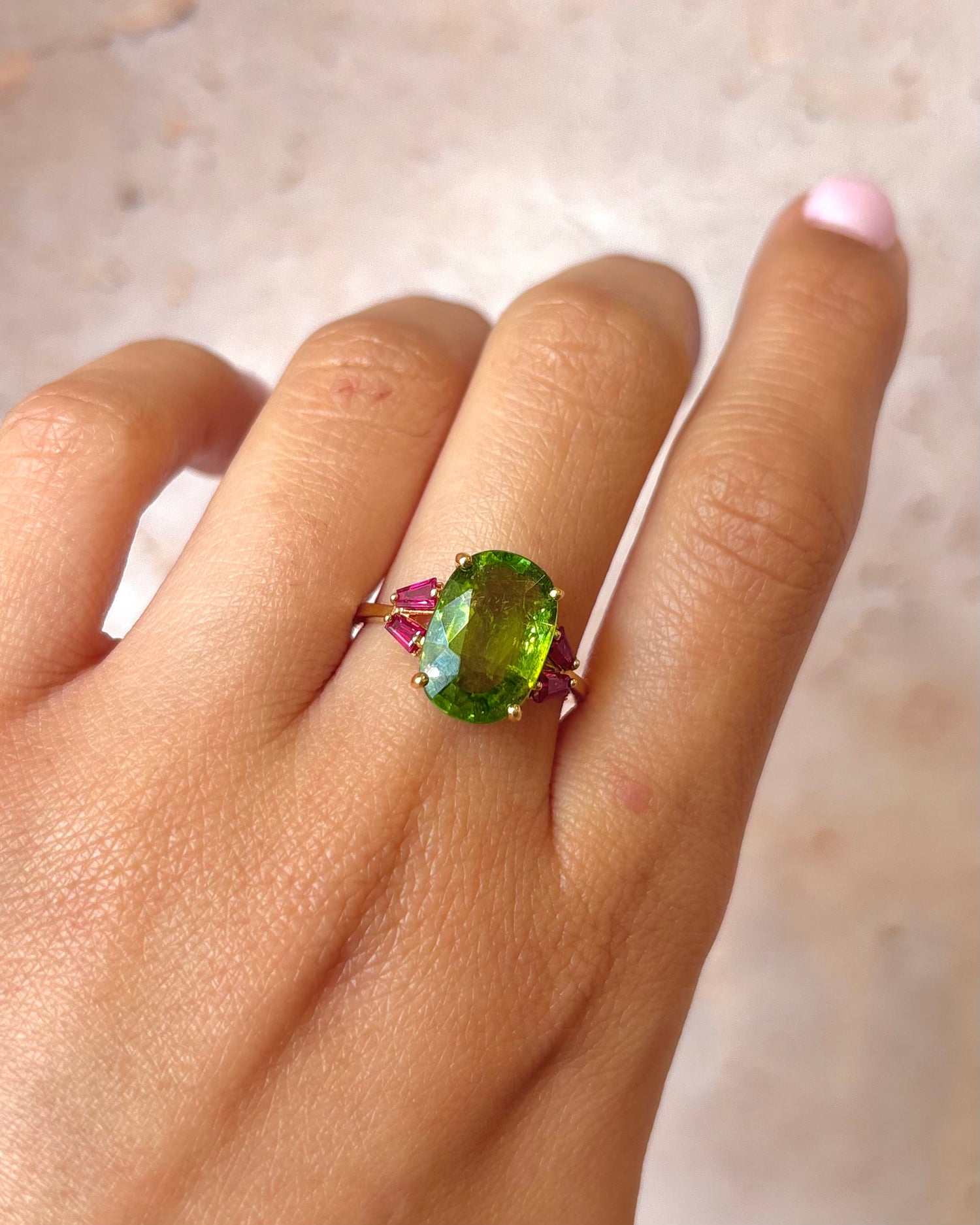 Bague Trilogie Péridot 5.02 carats &amp; Rubis Trapèzes 0.54 carat  "Jihen"