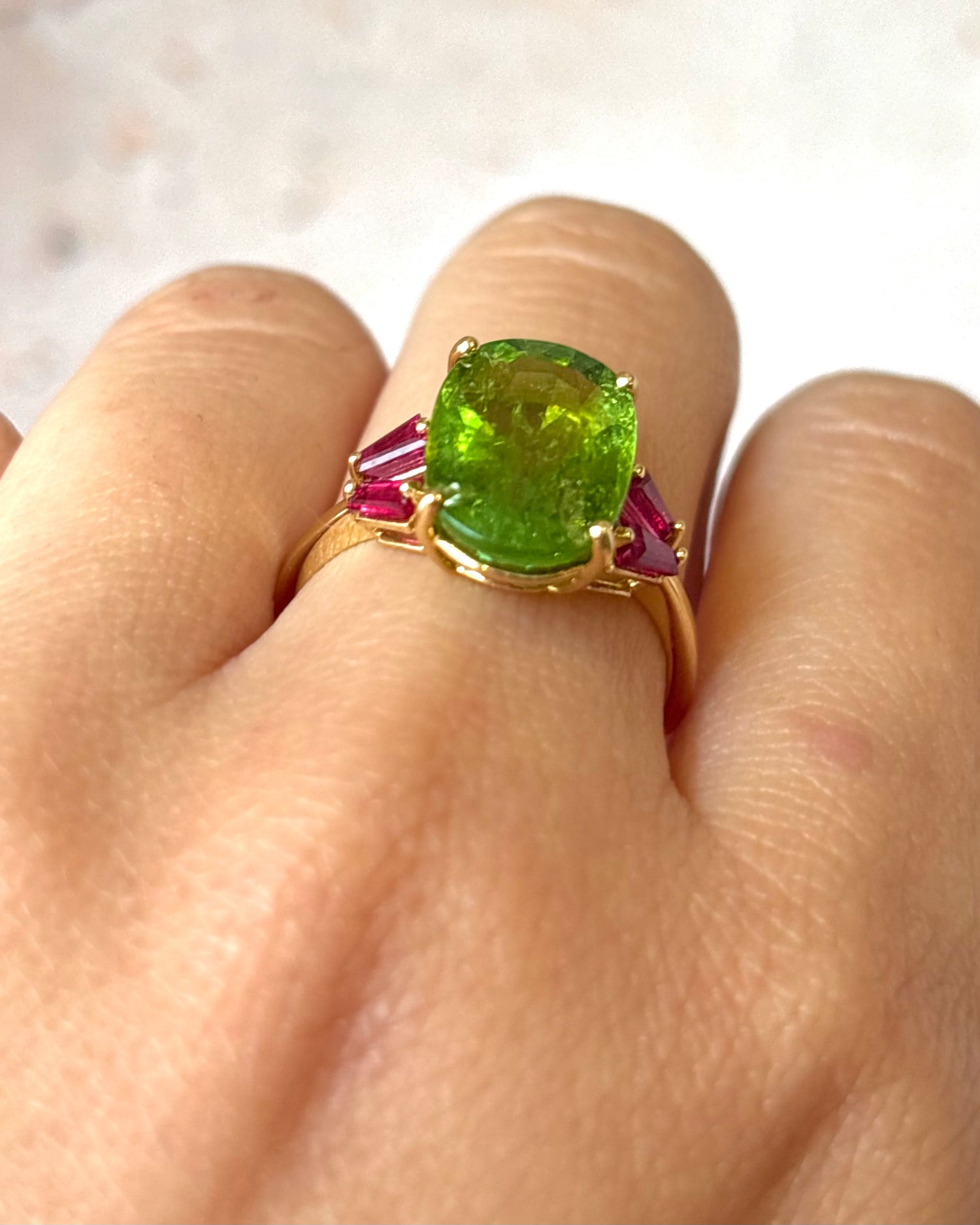 Bague Trilogie Péridot 5.02 carats &amp; Rubis Trapèzes 0.54 carat  "Jihen"