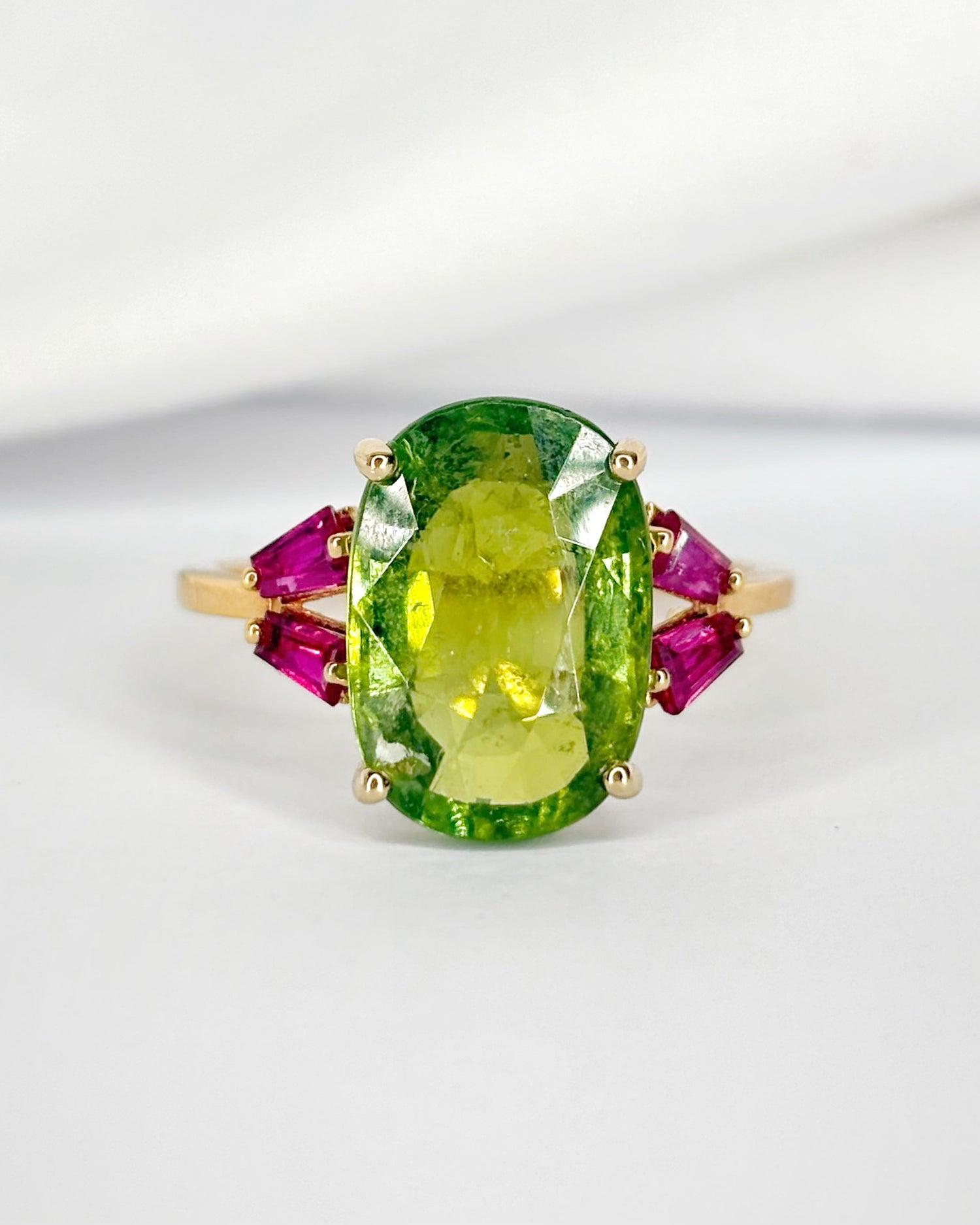 Bague Trilogie Péridot 5.02 carats &amp; Rubis Trapèzes 0.54 carat  "Jihen"