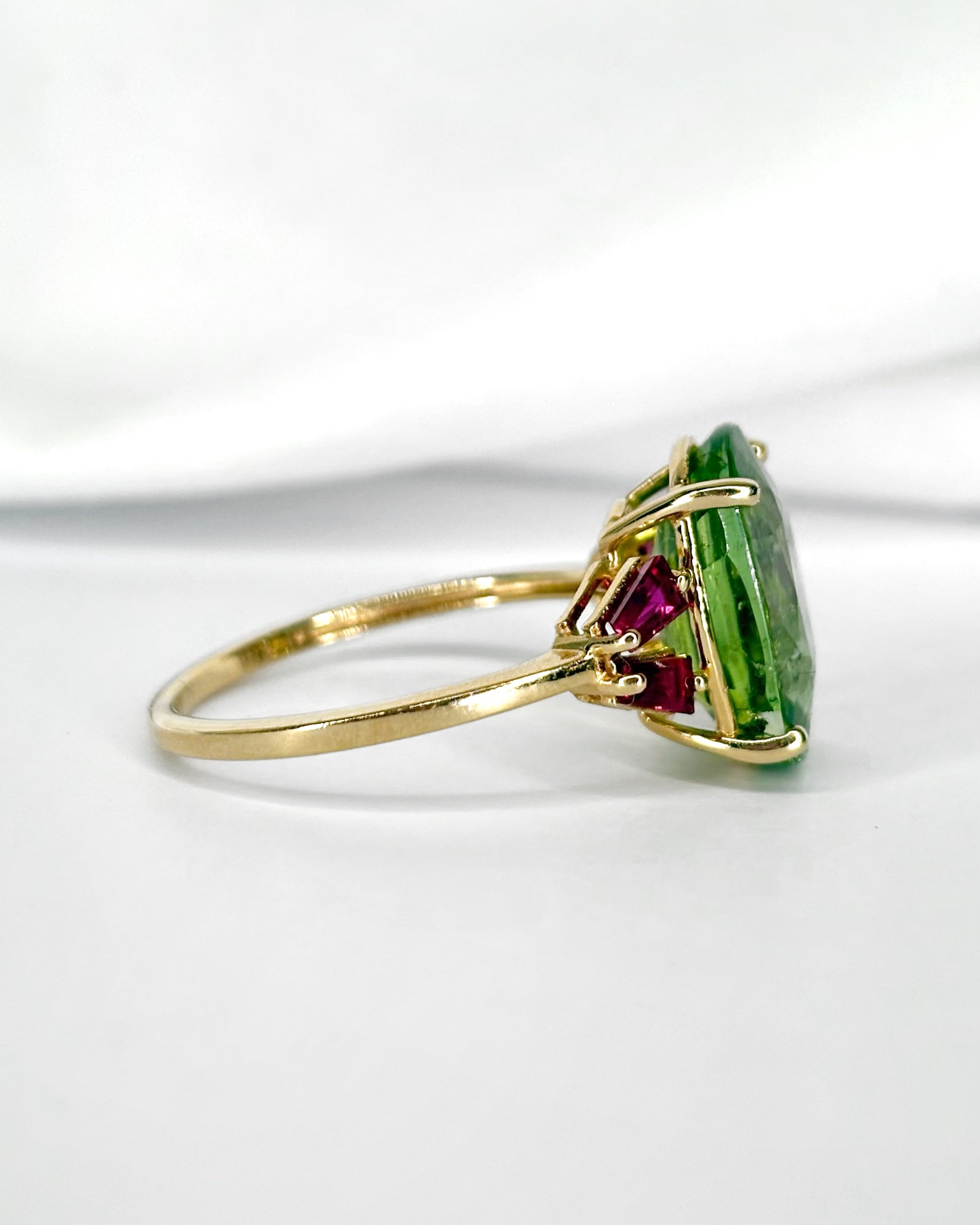 Bague Trilogie Péridot 5.02 carats &amp; Rubis Trapèzes 0.54 carat  "Jihen"