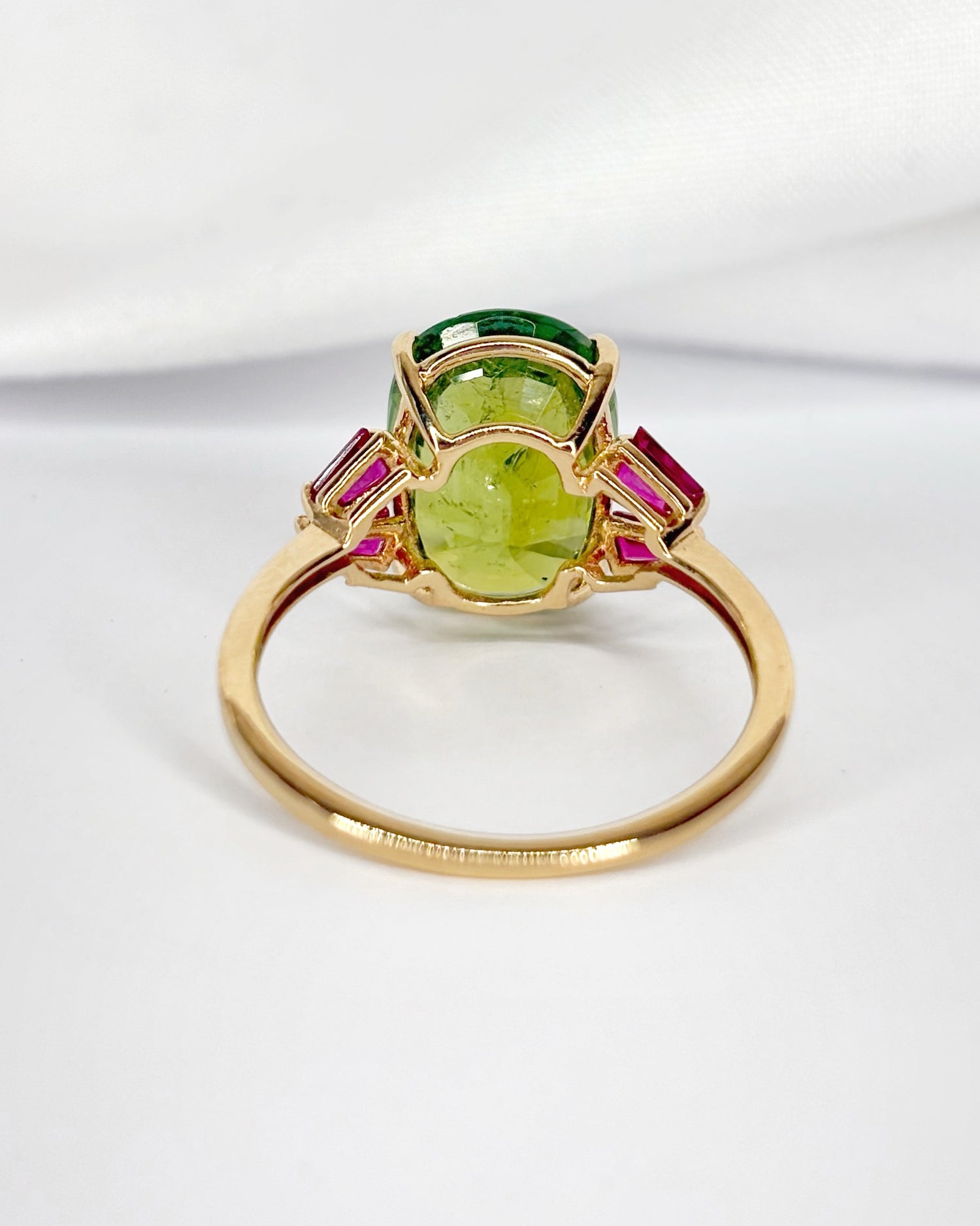 Bague Trilogie Péridot 5.02 carats &amp; Rubis Trapèzes 0.54 carat  "Jihen"