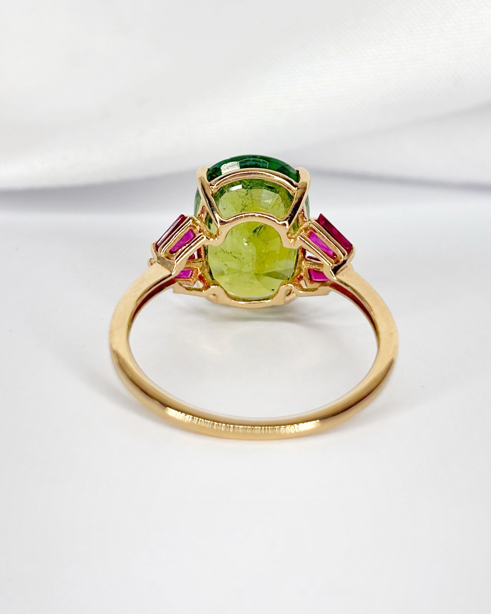 Bague Trilogie Péridot 5.02 carats &amp; Rubis Trapèzes 0.54 carat  "Jihen"