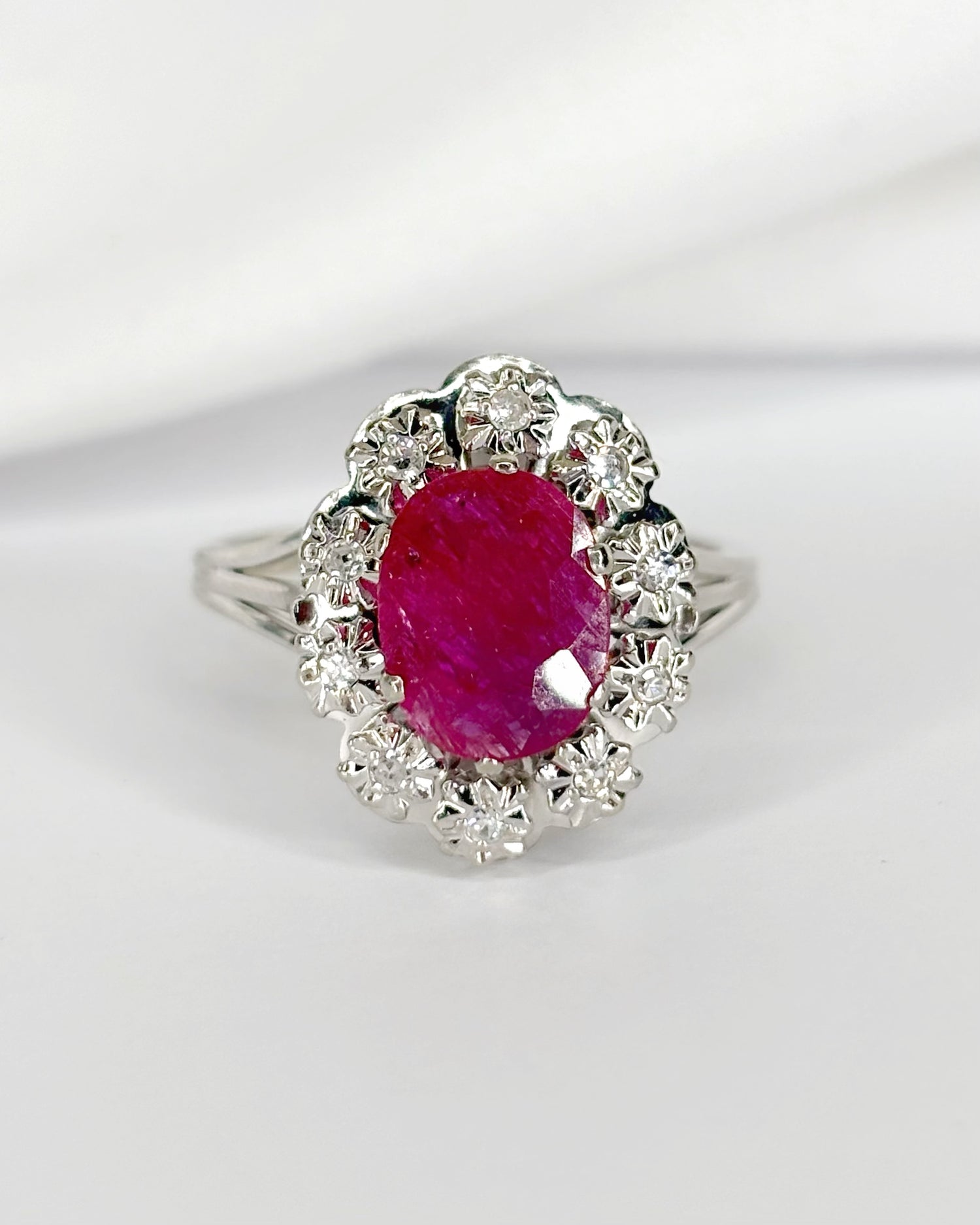 Bague Marguerite Rubis Birman 1.80 carat &amp; 10 Diamants "Kelaya"
